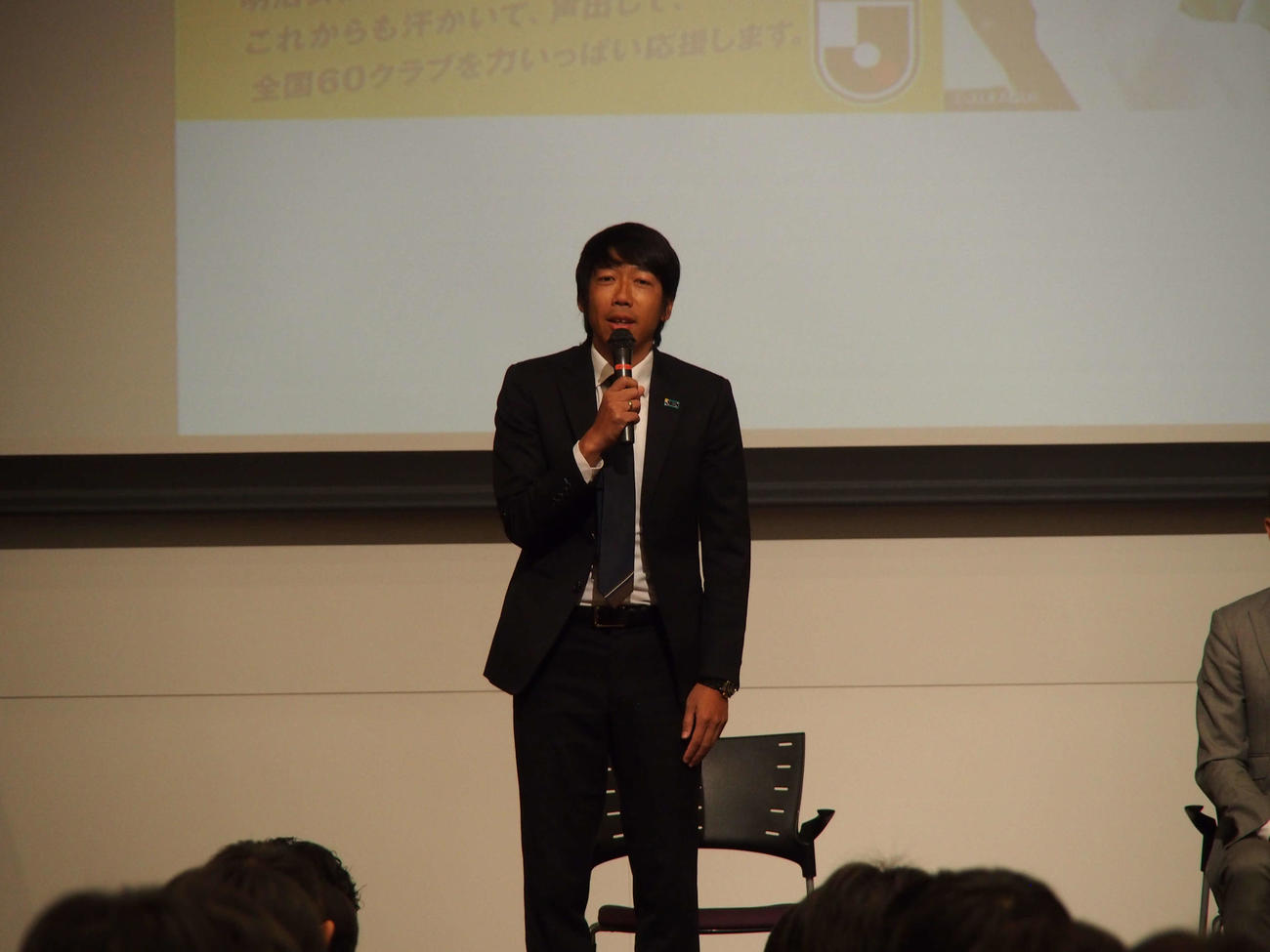 明治安田の新入社員へエールを送る中村憲剛氏＝2024年4月1日