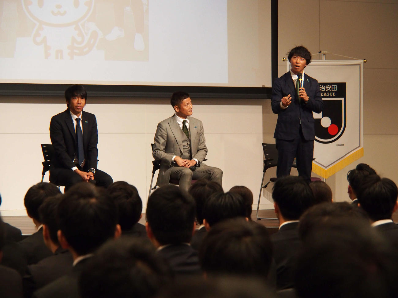 明治安田の新入社員へエールを送る佐藤寿人氏（右）＝2024年4月1日