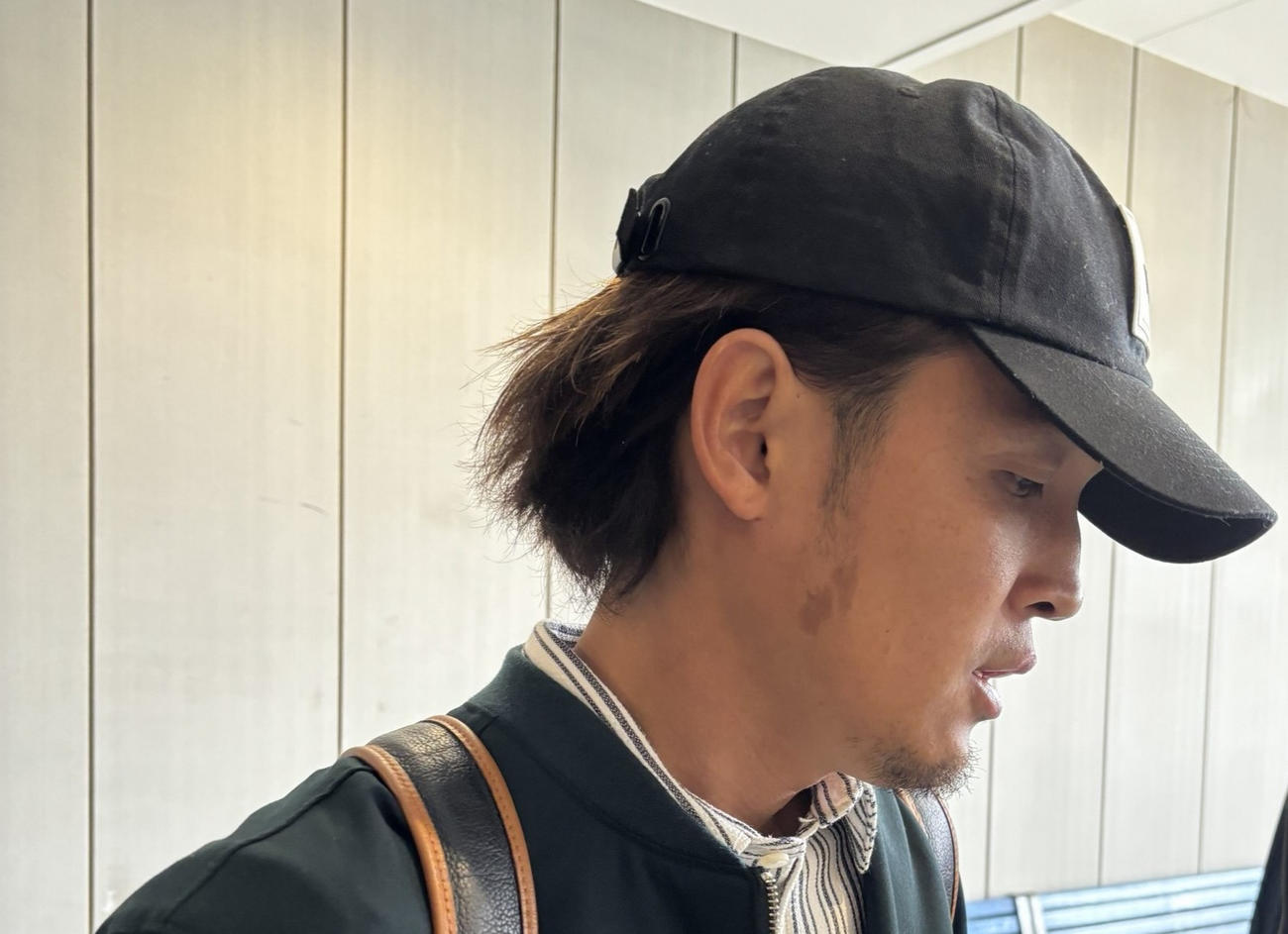 非公開練習後に取材対応するG大阪FW宇佐美貴史（撮影・永田淳）