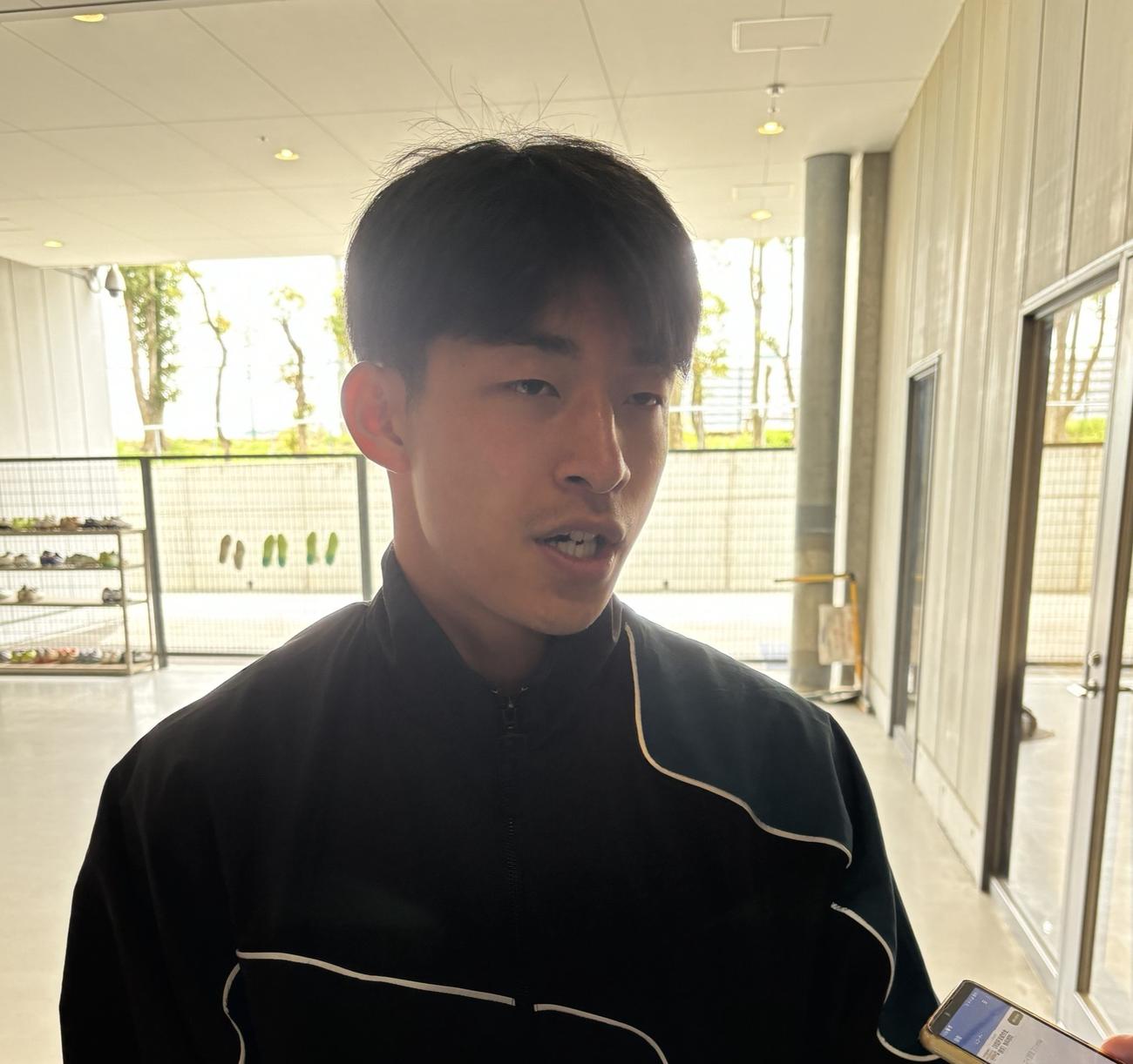 非公開練習後に取材対応するG大阪DF半田陸（撮影・永田淳）