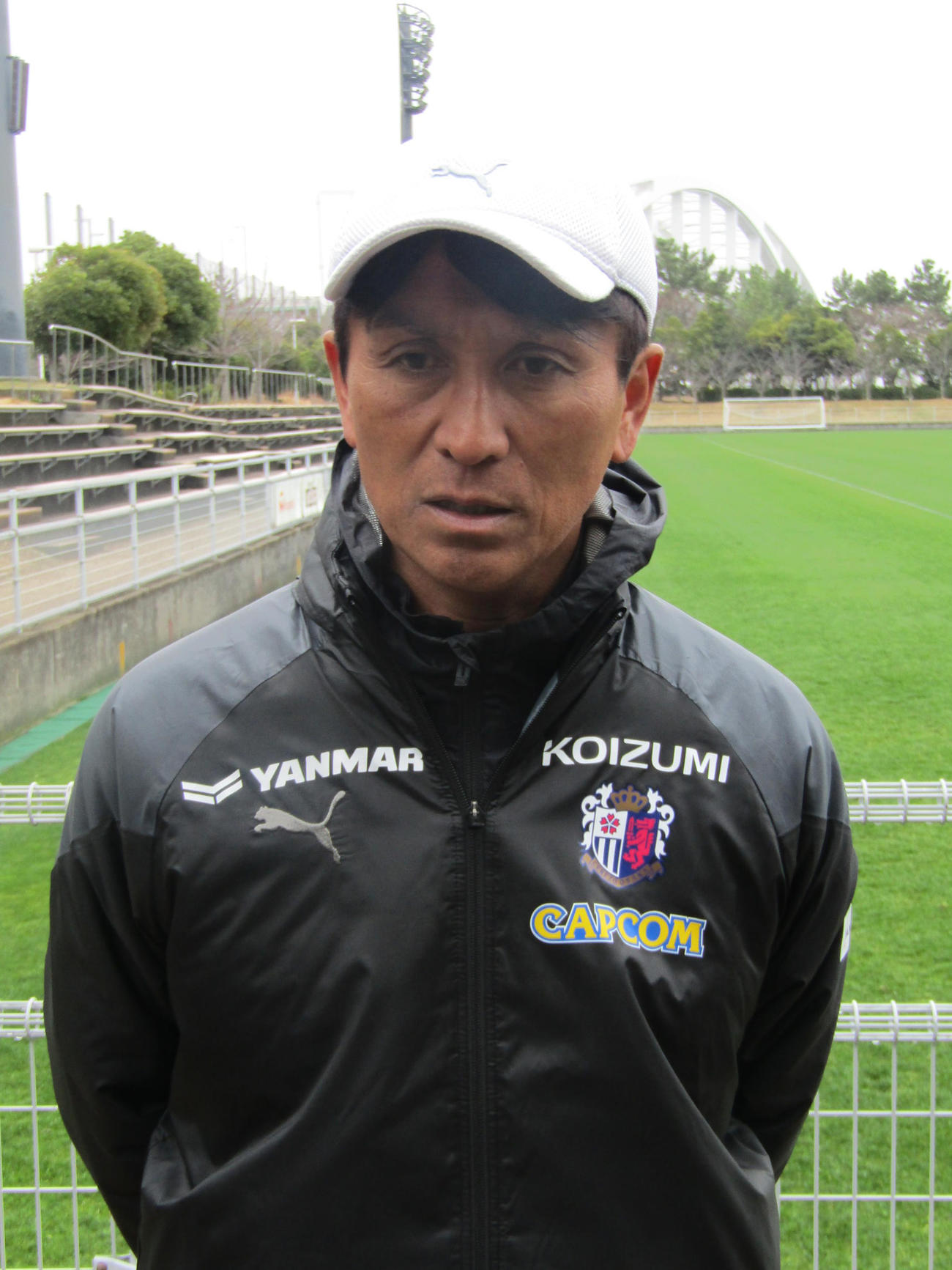 取材に応じる小菊昭雄監督（24年2月21日撮影）