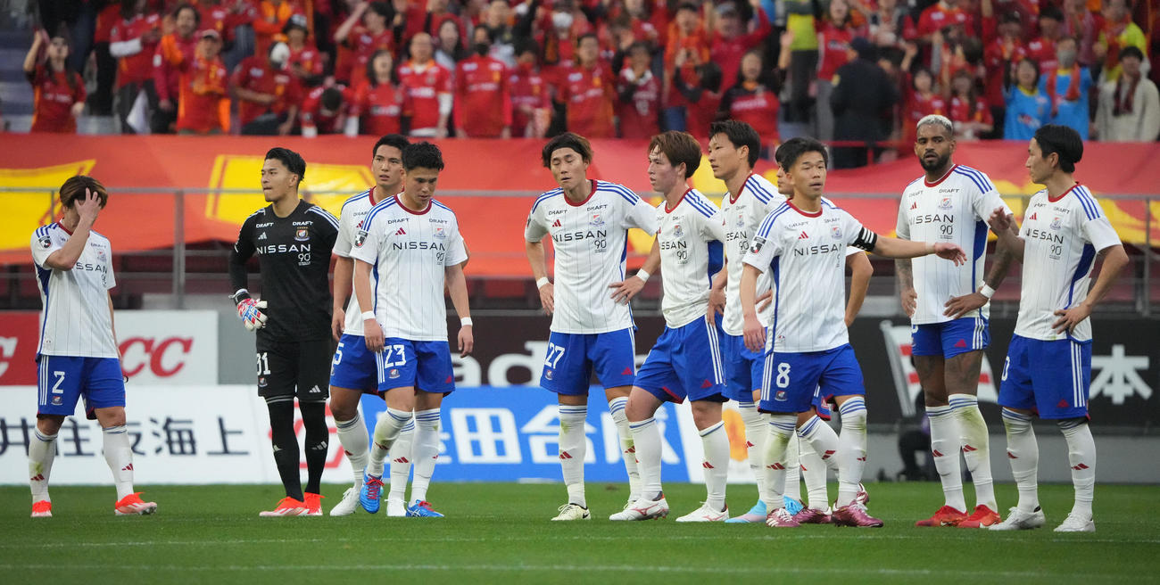 名古屋対横浜　試合終了、名古屋に逆転で敗れさえない表情の横浜イレブン（2024年3月30日撮影）