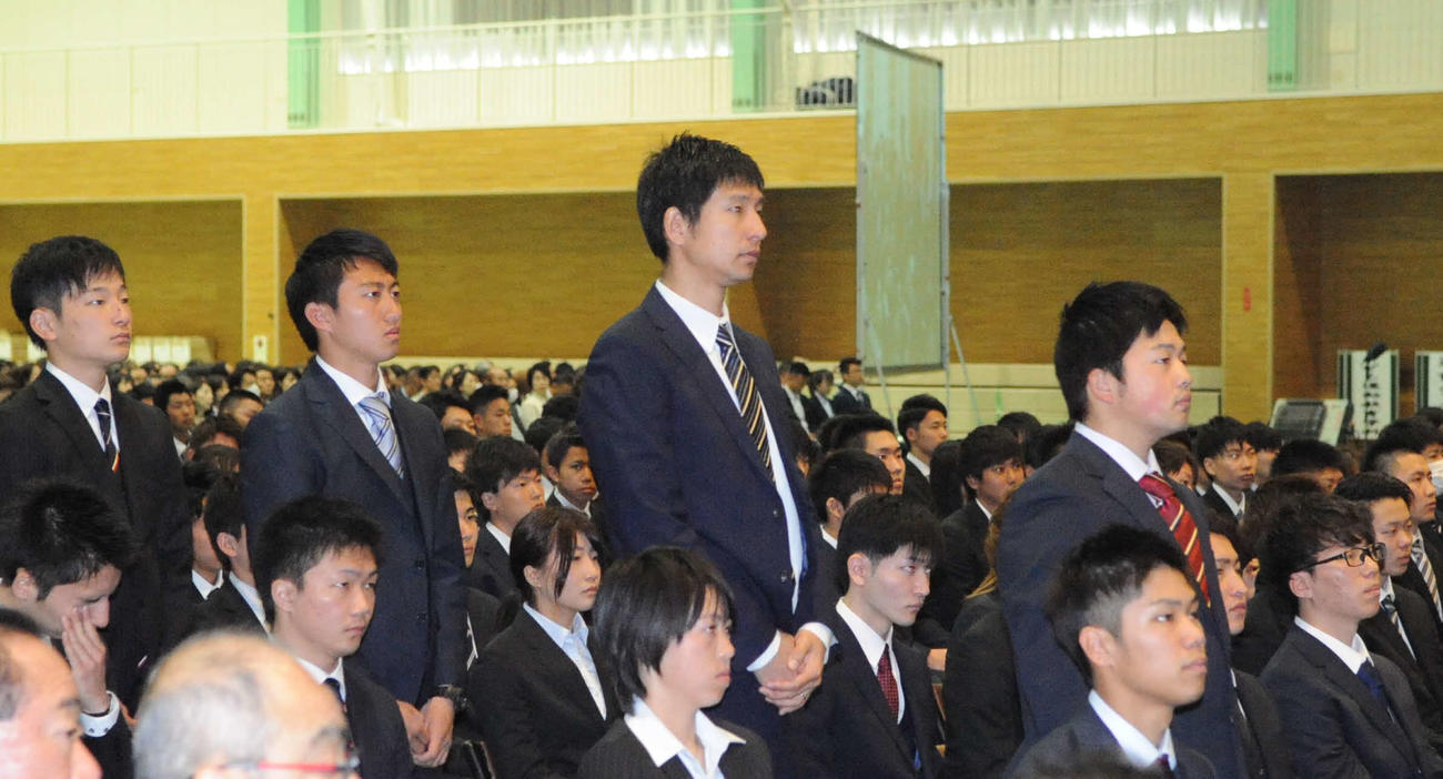 2018年4月4日、仙台大の入学式に出席したサッカー元日本代表FW平山氏（中央）