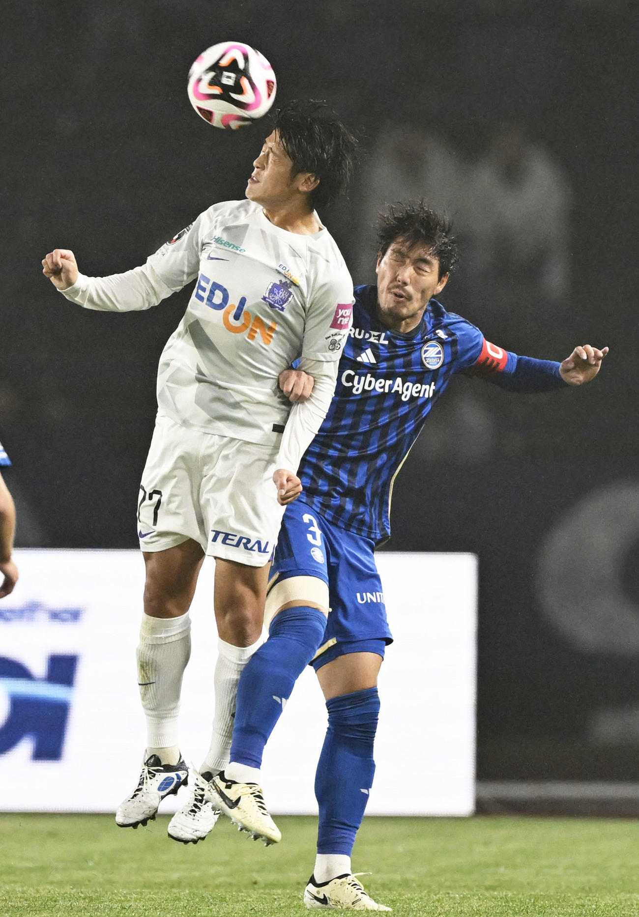 前半、競り合う広島大橋（左）と町田昌子（共同）