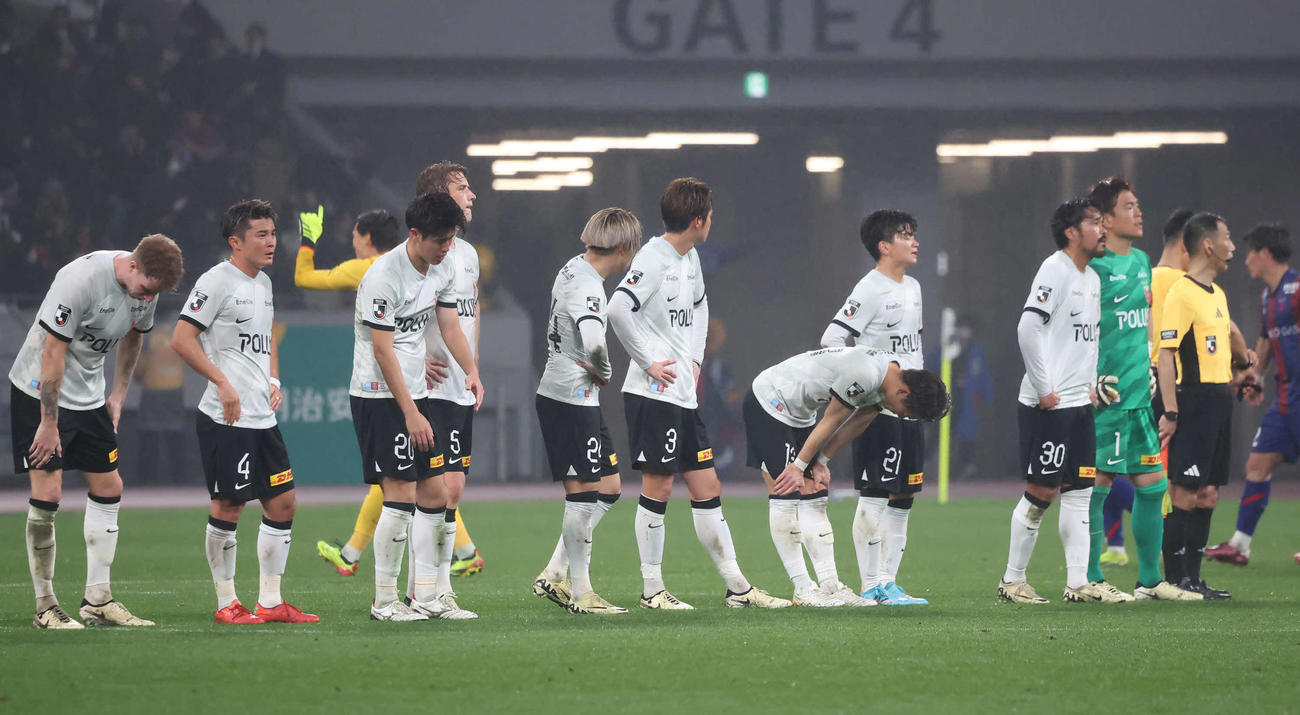 東京対浦和　先制するも敗れた浦和イレブン（撮影・丹羽敏通）