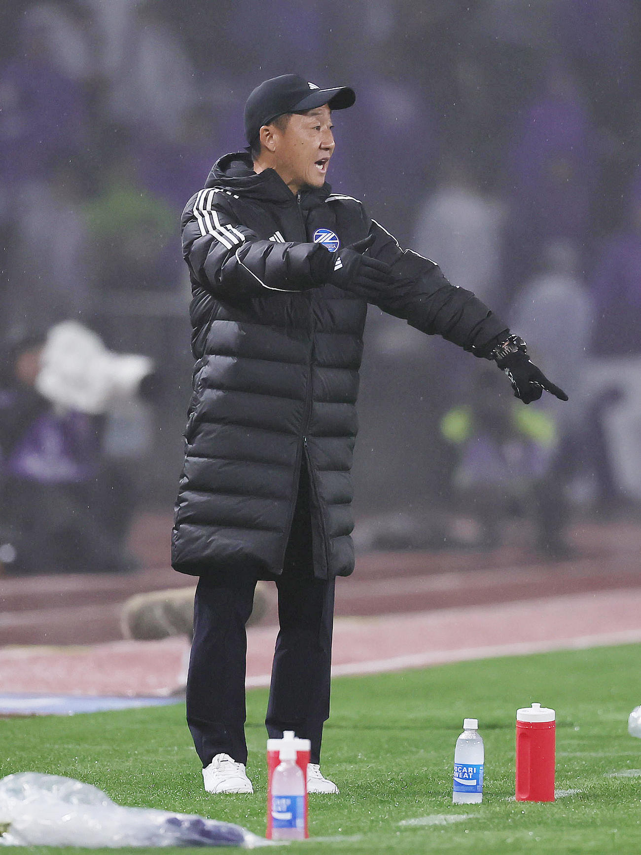 町田対広島　前半、指示を出す町田黒田監督（撮影・足立雅史）