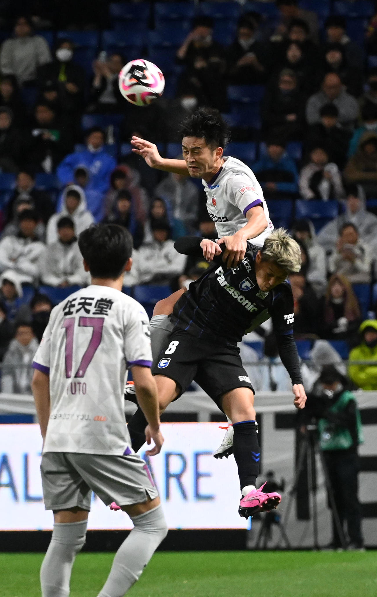 G大阪対京都　前半、激しくボールを奪い合うG大阪食野（下）と京都麻田（撮影・前岡正明）
