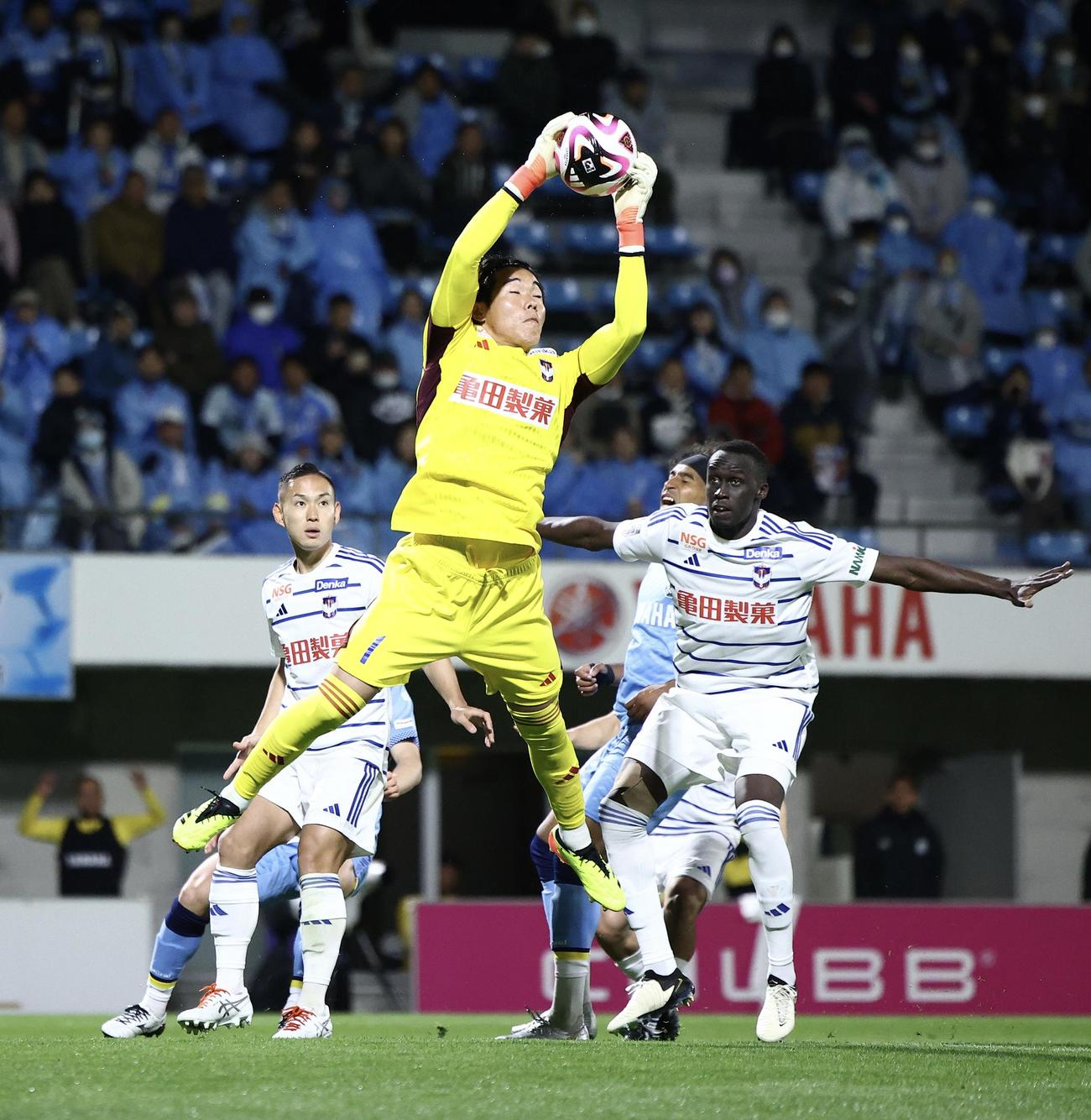 磐田対新潟　後半、ボールを止める新潟GK小島（中央）（撮影・河田真司）