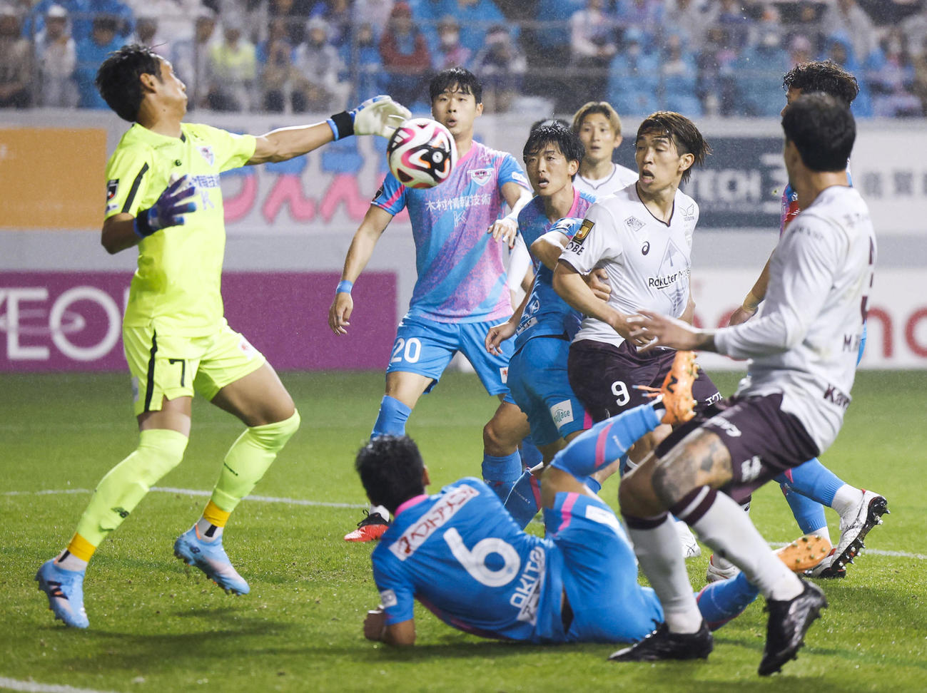 鳥栖対神戸　前半、ゴール前で競り合う神戸宮代（右）。左端は鳥栖GK朴