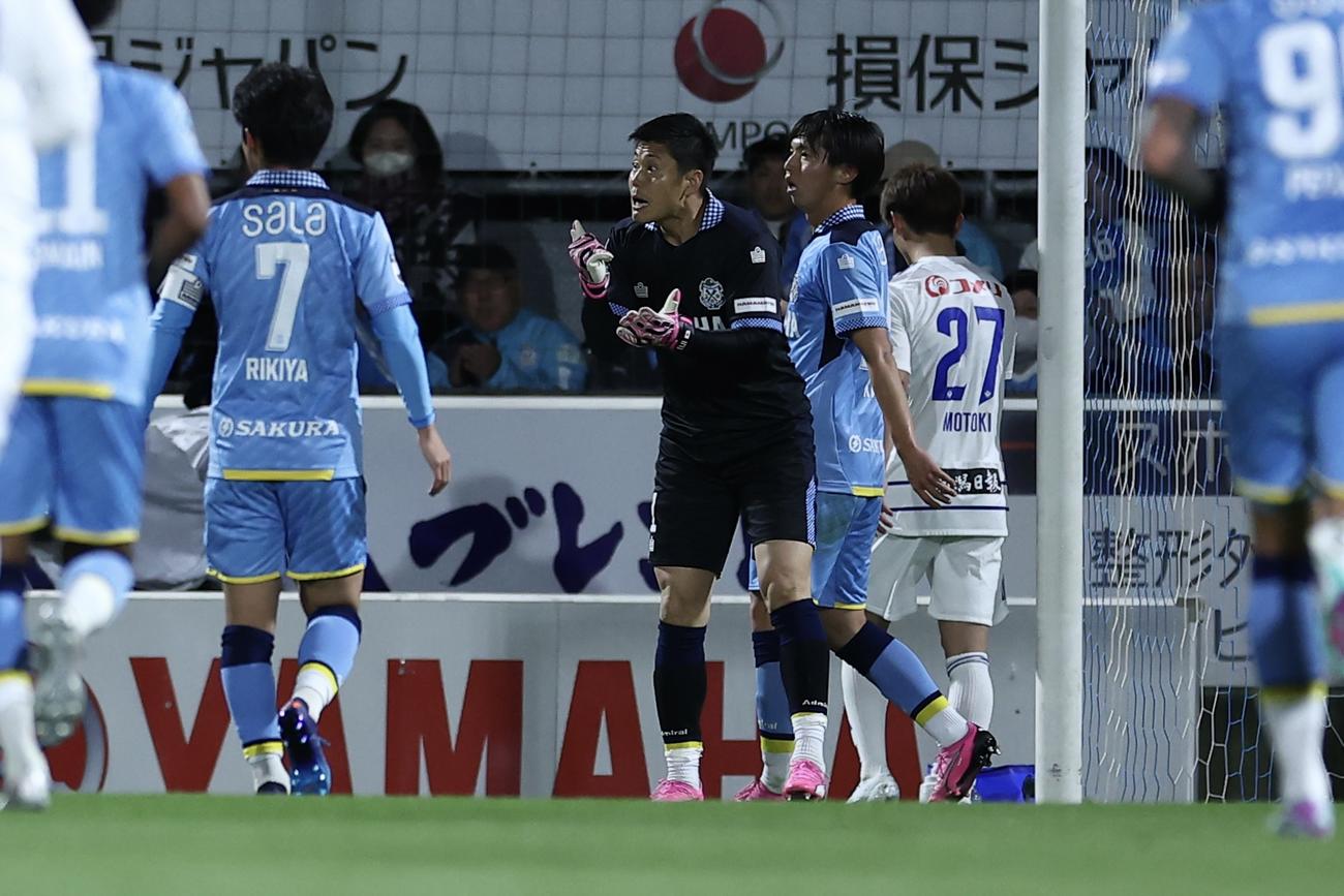 磐田対新潟　後半、げきを飛ばす磐田GK川島（中央）（撮影・河田真司）