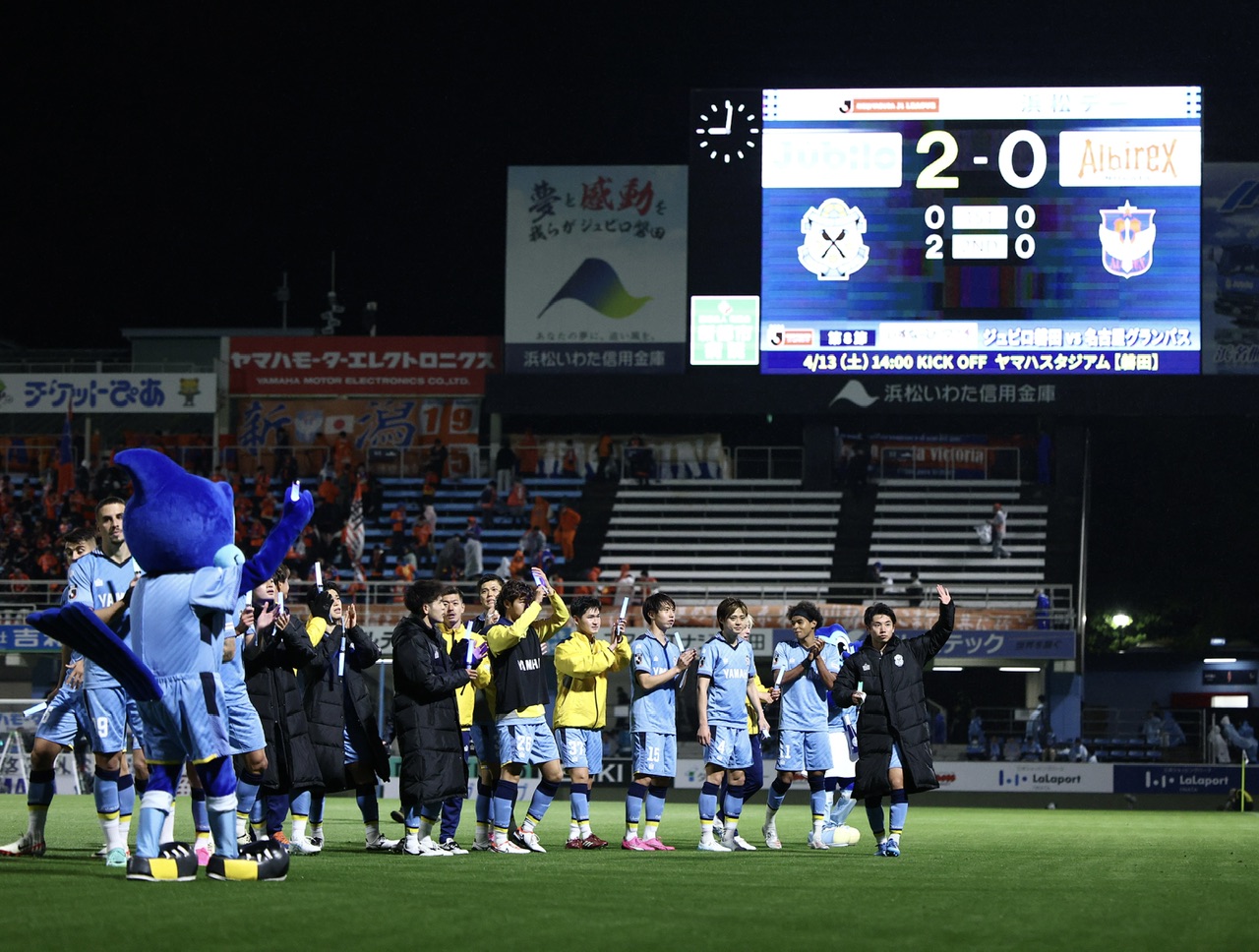 磐田対新潟　新潟に勝利し、サポーターにあいさつして回る磐田イレブン（撮影・河田真司）