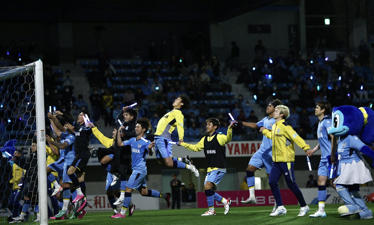 磐田対新潟　新潟に勝利し、サポーターと歓喜する磐田イレブン（撮影・河田真司）