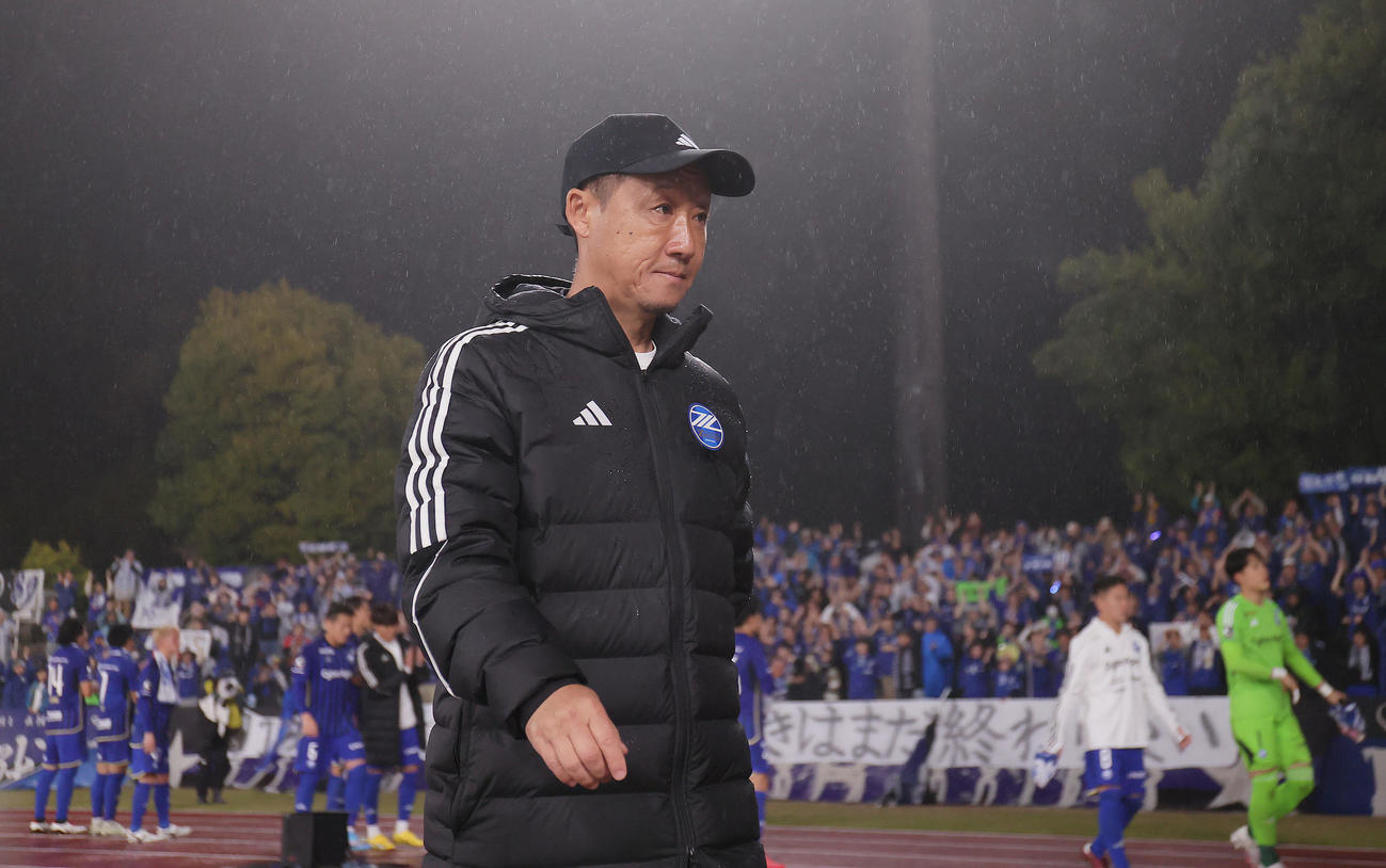 町田対広島　広島に敗れ厳しい表情で引き揚げる町田黒田監督（撮影・足立雅史）