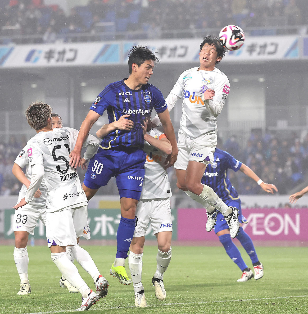 町田対広島　後半、町田鈴木のロングスローが相手頭に当たりオウンゴールを誘う（撮影・足立雅史）