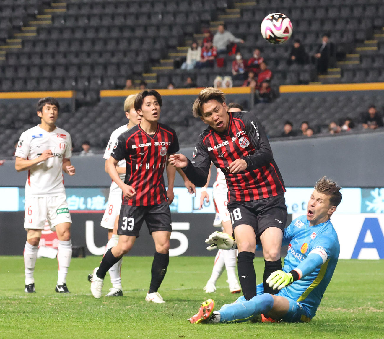 札幌対名古屋　後半、ゴール目の前でシュートを外す札幌浅野（撮影・佐藤翔太）