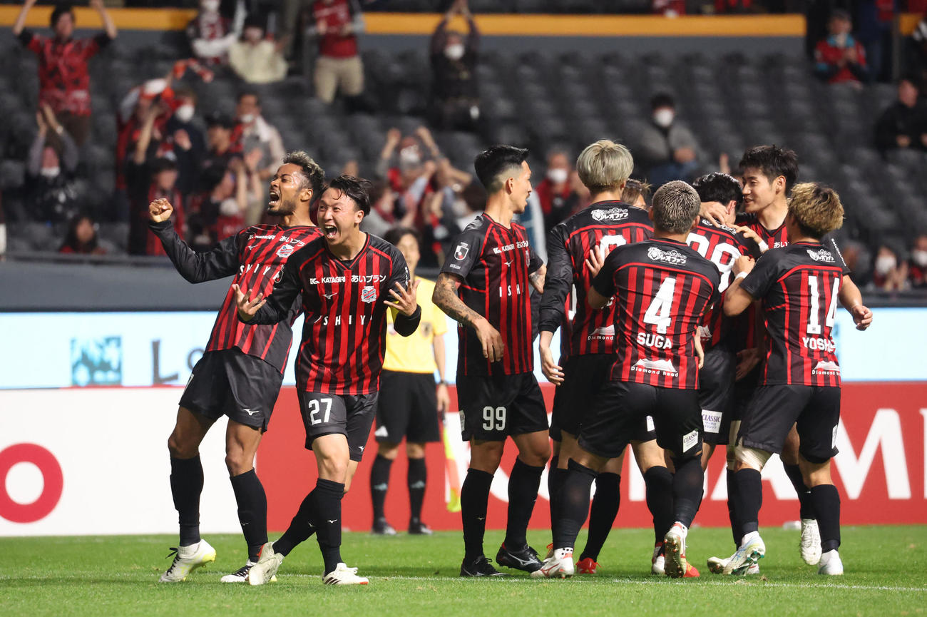 札幌対名古屋　前半、札幌馬場（右から3人目）のゴールに歓喜するチームメートたち（撮影・佐藤翔太）
