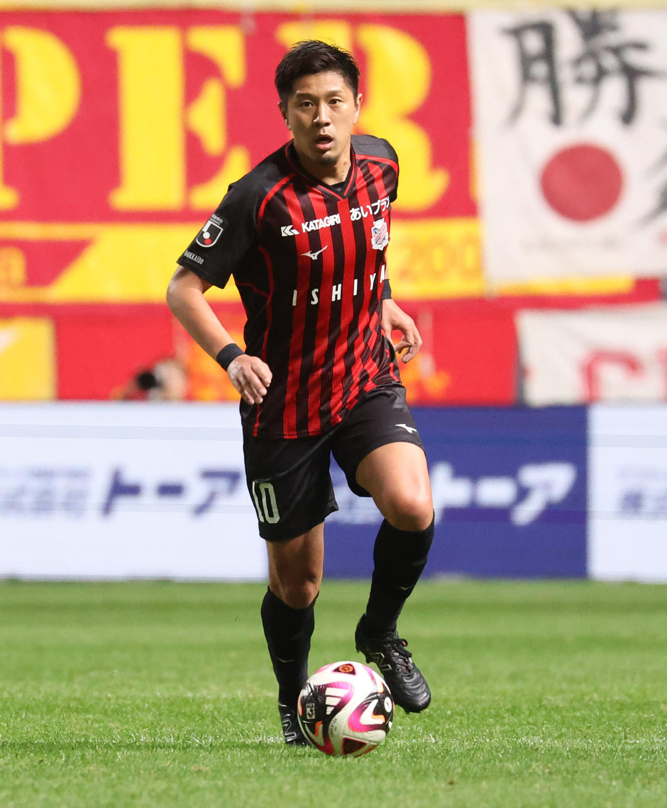 札幌対名古屋　前半、ドリブルをする札幌宮沢（撮影・佐藤翔太）