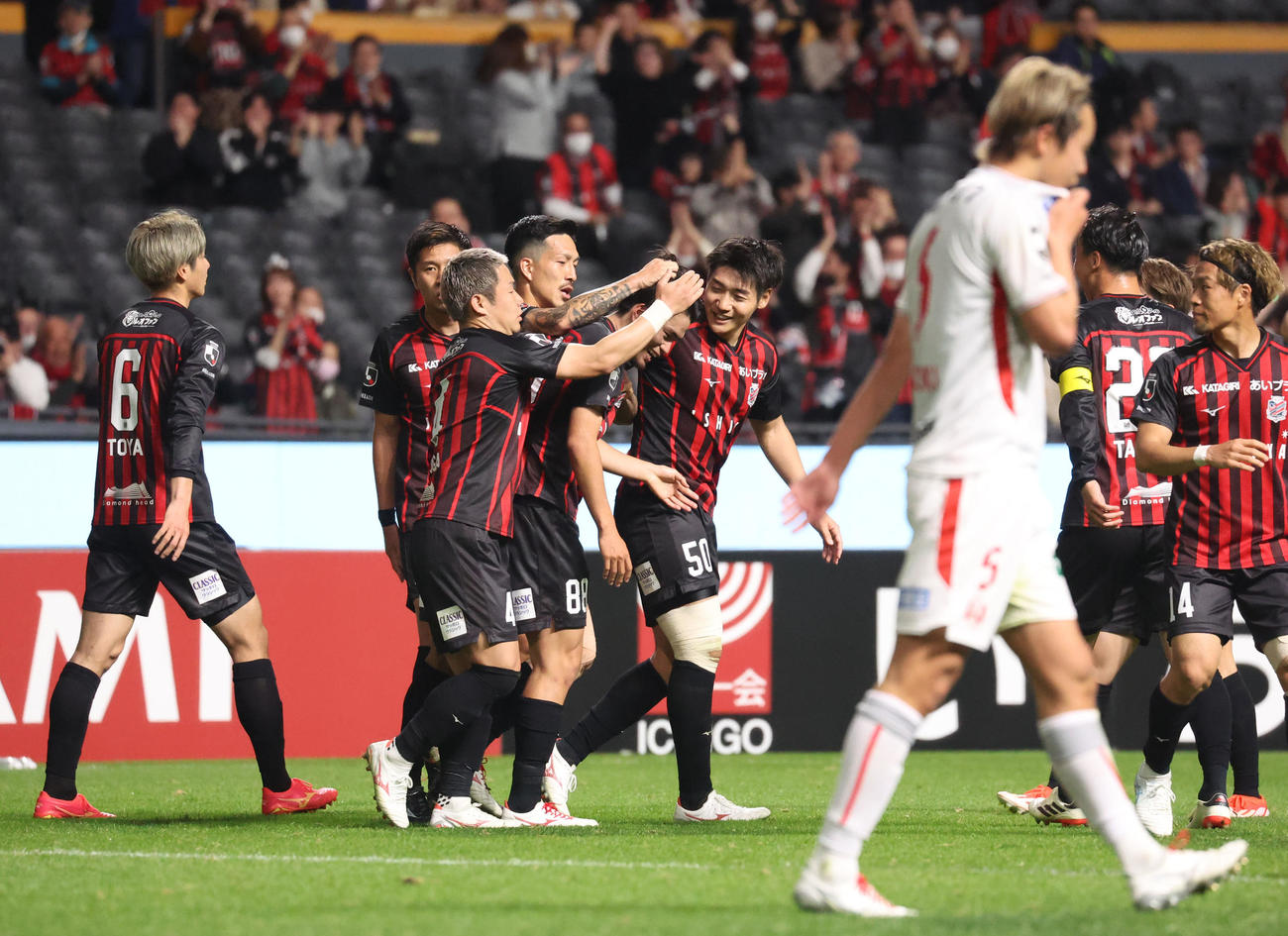 札幌対名古屋　前半、ゴールを決めチームメートに祝福される札幌馬場（中央）（撮影・佐藤翔太）
