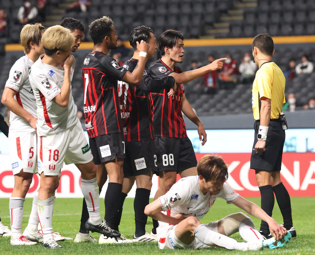 札幌対名古屋　後半、審判に猛抗議する札幌馬場（中央）ら選手たち（撮影・佐藤翔太）