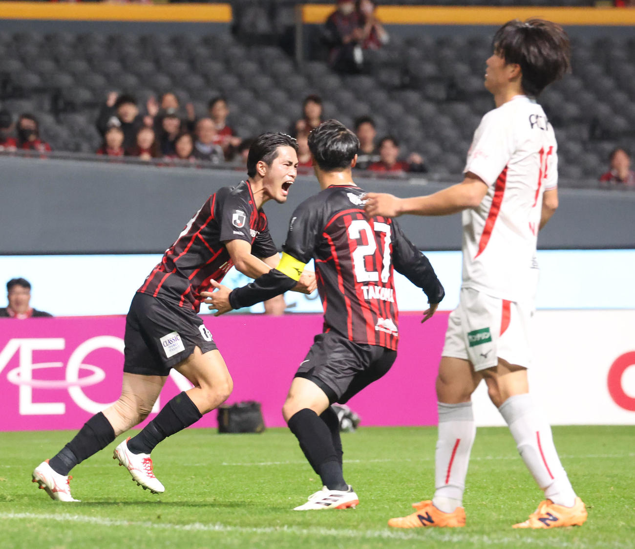 札幌対名古屋　前半、ゴールを決め駆け出す札幌馬場（左）（撮影・佐藤翔太）