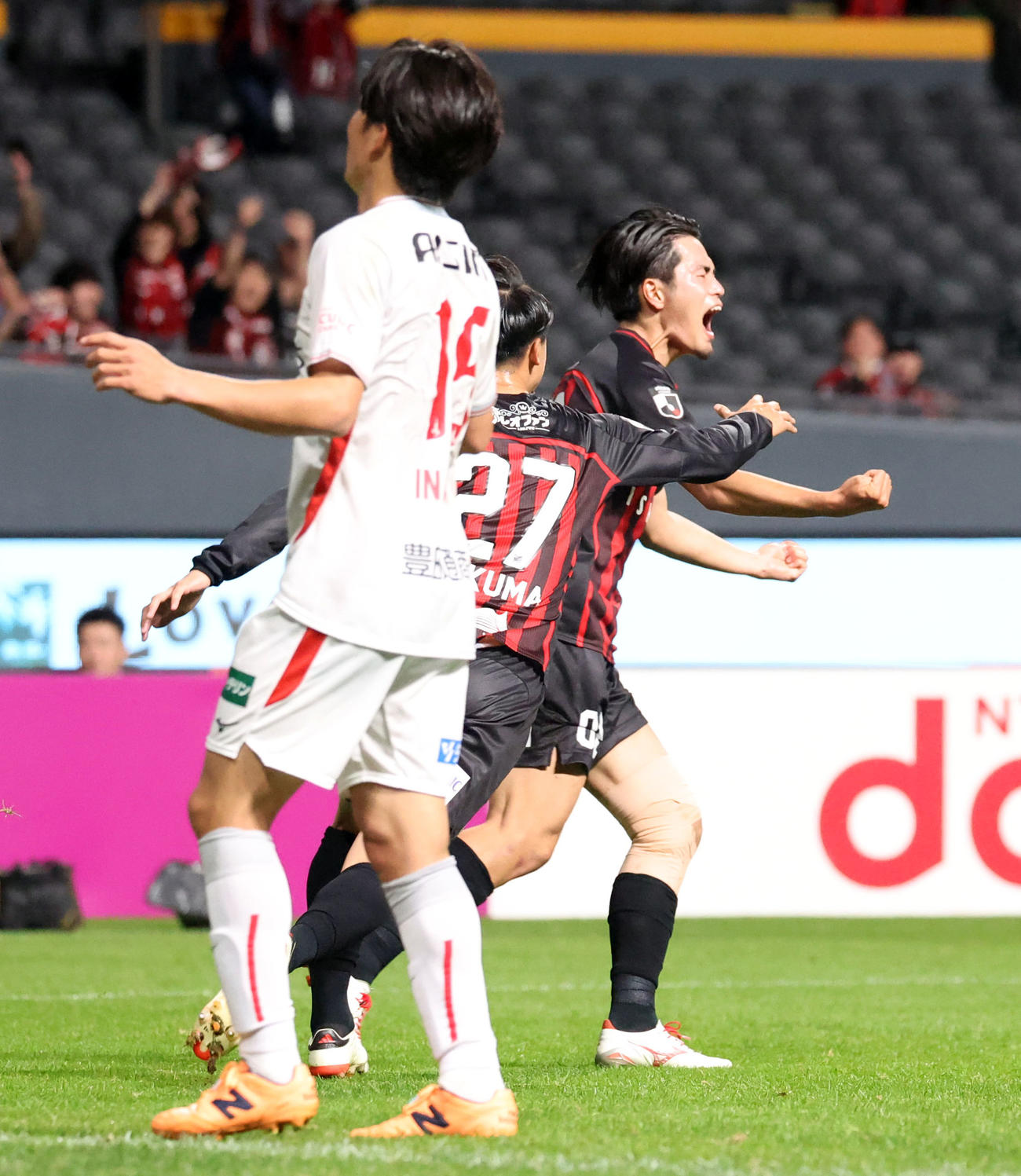 札幌対名古屋　前半、ゴールを決め駆け出す札幌馬場（右）（撮影・佐藤翔太）