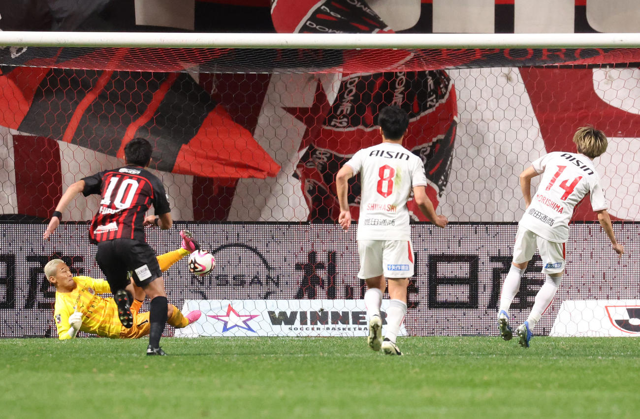 札幌対名古屋　後半、名古屋森島のPKをセーブする札幌GK菅野（左）（撮影・佐藤翔太）