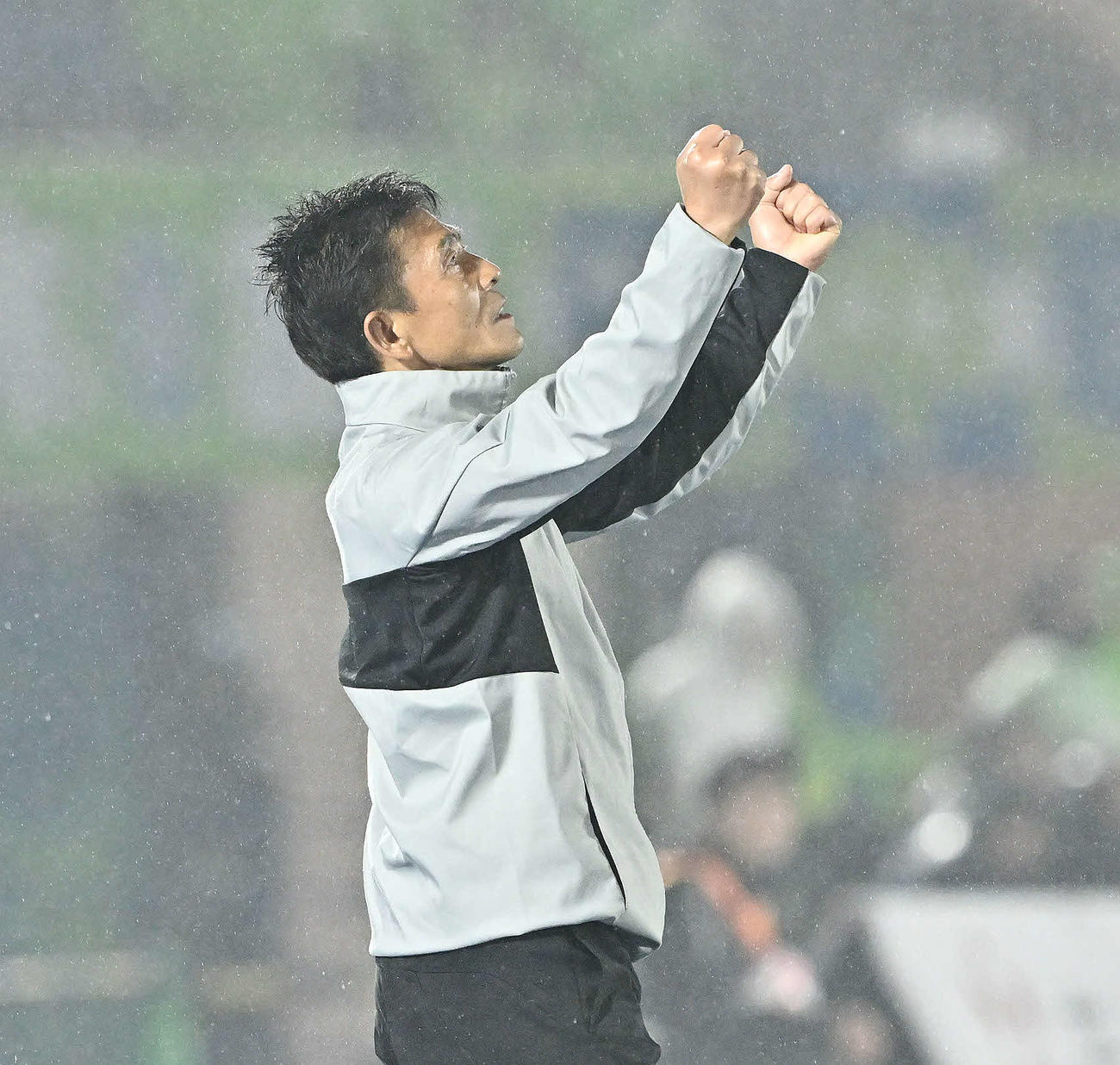 湘南対東京V J1昇格後、初勝利を挙げガッツポーズする東京V城福監督（撮影・滝沢徹郎）