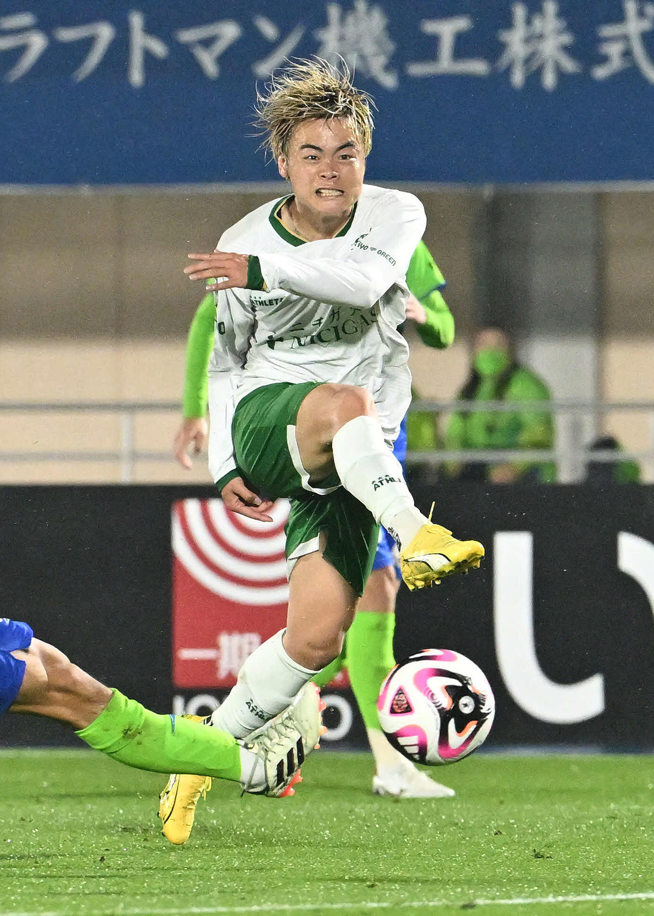 湘南対東京V　後半、決勝のゴールを決める東京V山見（右）（撮影・滝沢徹郎）