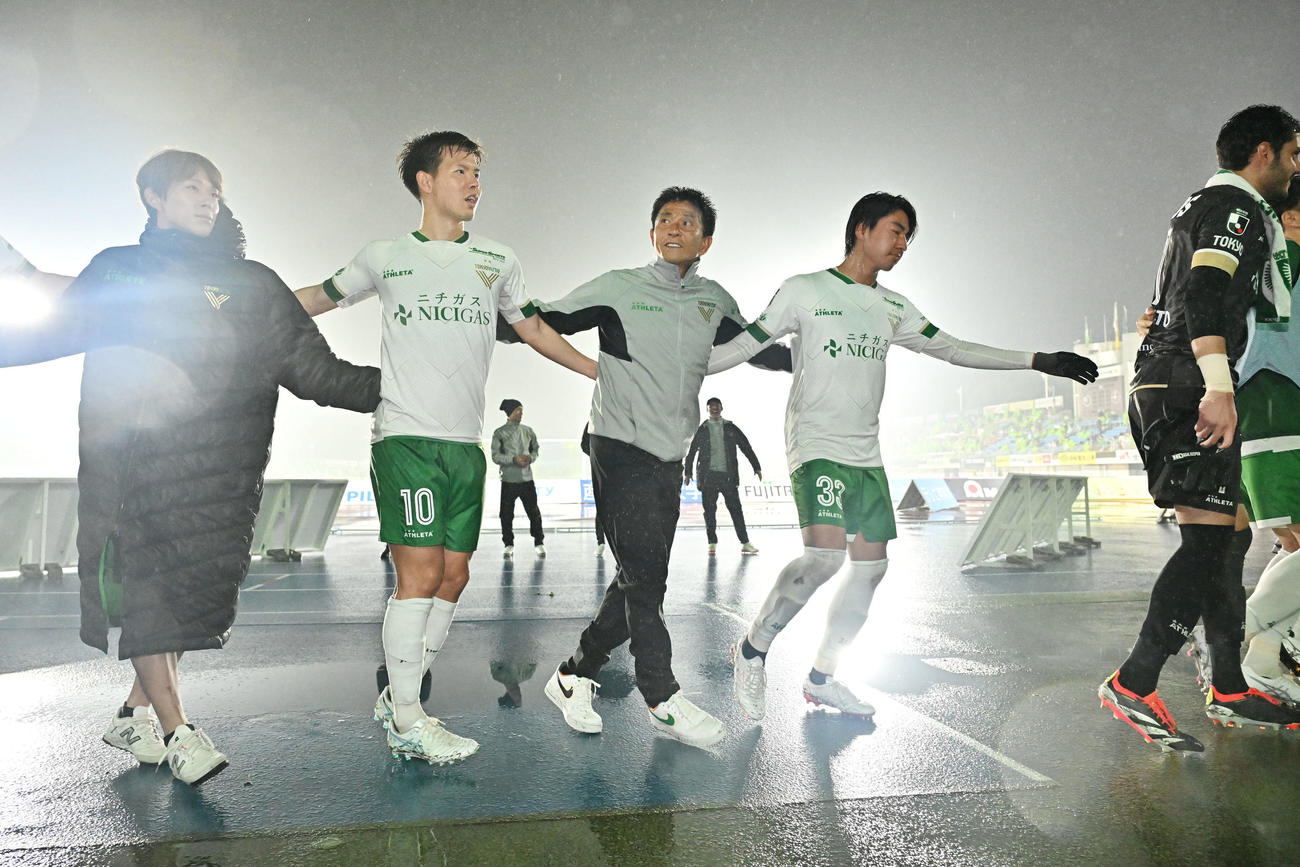 湘南対東京V J1昇格後、初勝利を挙げ選手と喜ぶ東京V城福監督（中央）（撮影・滝沢徹郎）