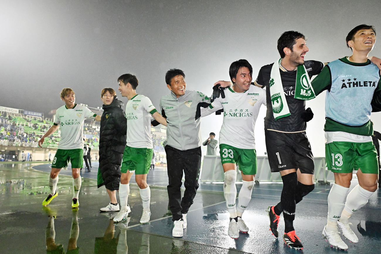 湘南対東京V J1昇格後、初勝利を挙げ選手と喜ぶ東京V城福監督（中央）（撮影・滝沢徹郎）