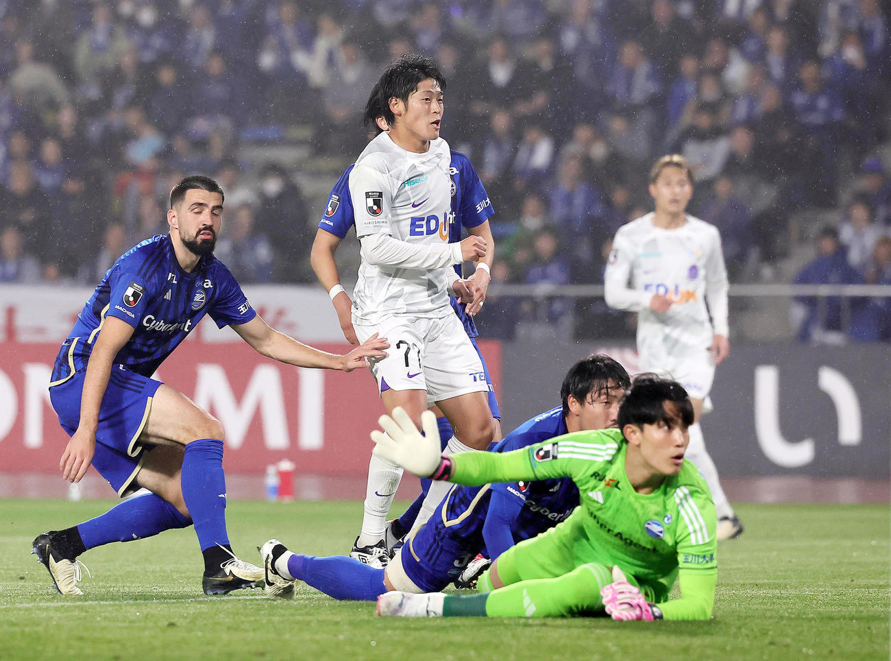 町田対広島　前半、ゴールを決める広島大橋（中央）。右は町田GK谷（撮影・足立雅史）
