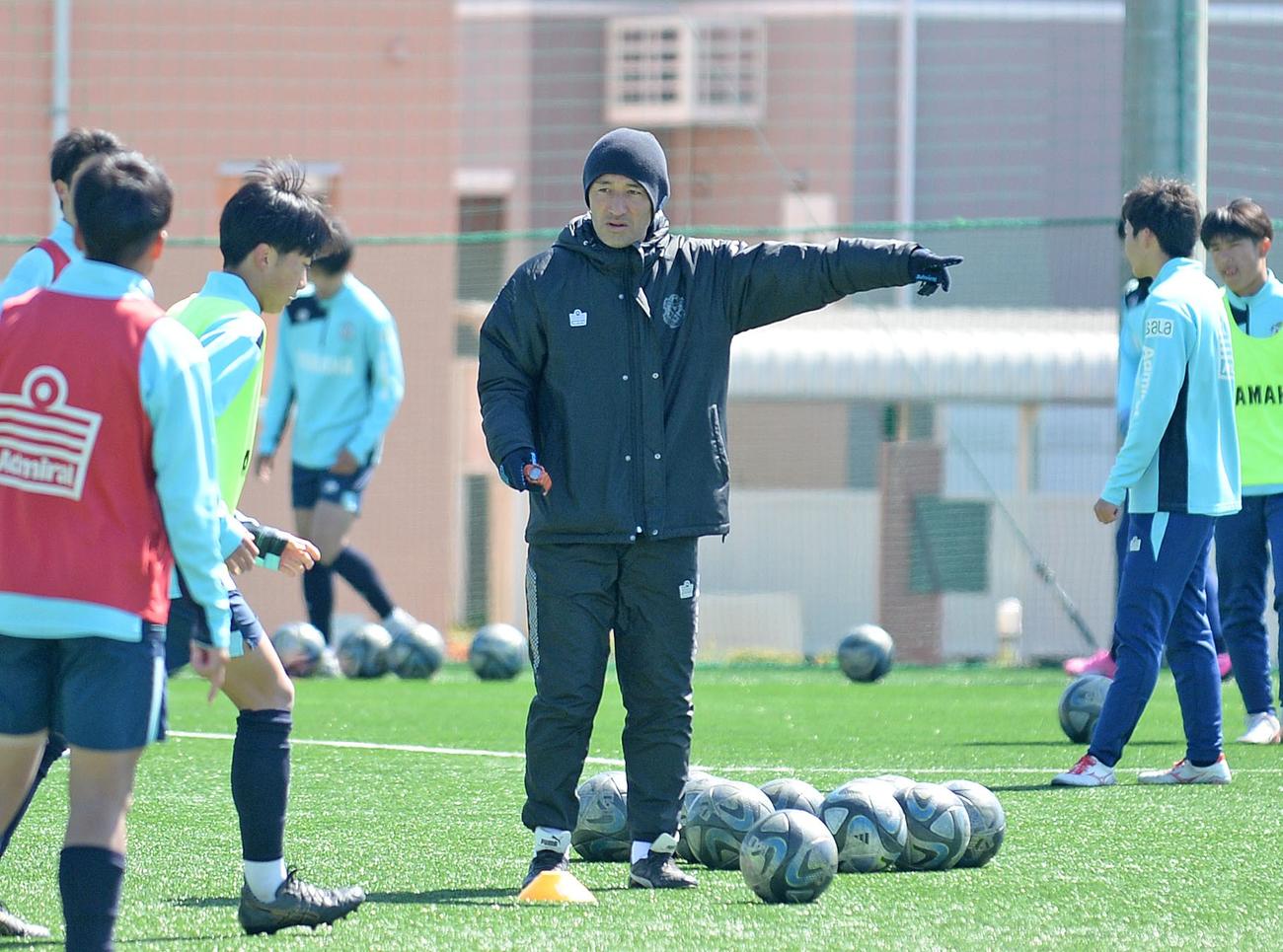 真剣な表情で選手の動きをチェックする磐田U－18の西監督（右端）