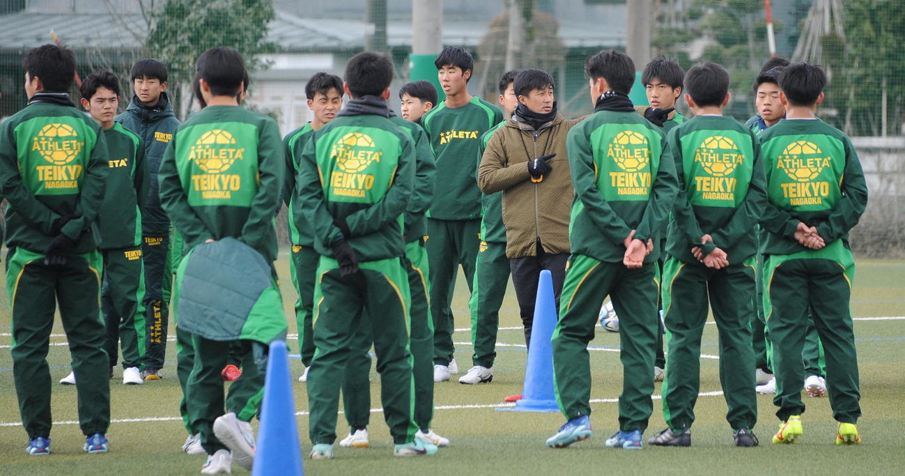 選手を集めて指示を出す帝京長岡・古沢監督（中央）