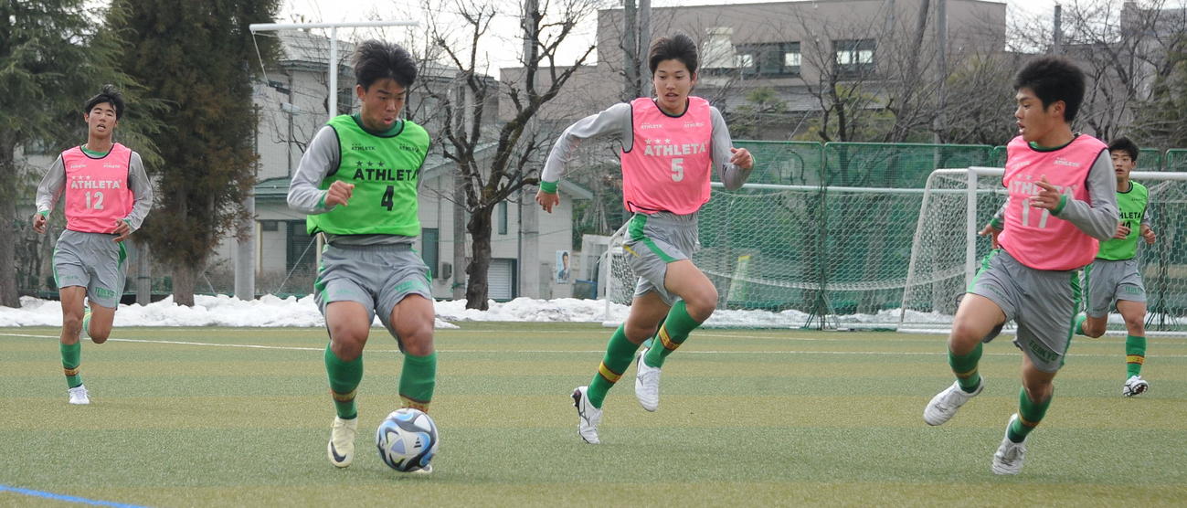 激しくボールを奪い合う帝京長岡の選手たち