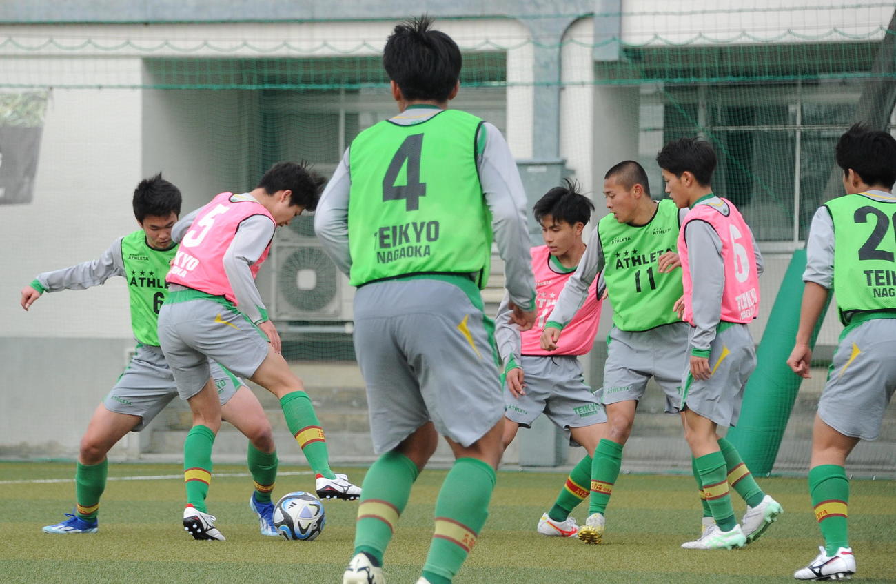 激しくボールを奪い合う帝京長岡の選手たち