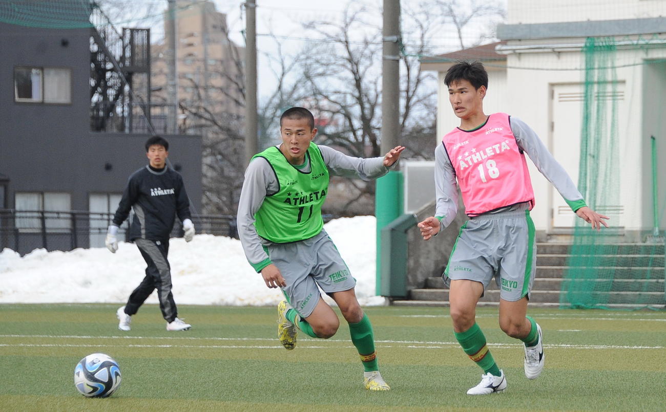 激しくボールを奪い合う帝京長岡の選手たち