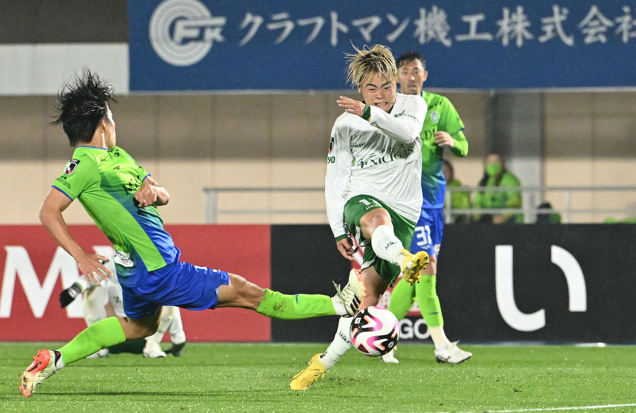 4月3日　湘南対東京V　後半、決勝のゴールを決める東京V山見（右）