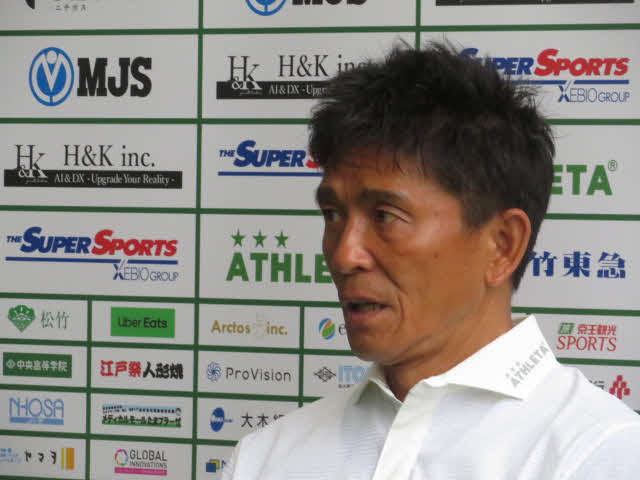柏戦に向けて会見する東京V城福監督