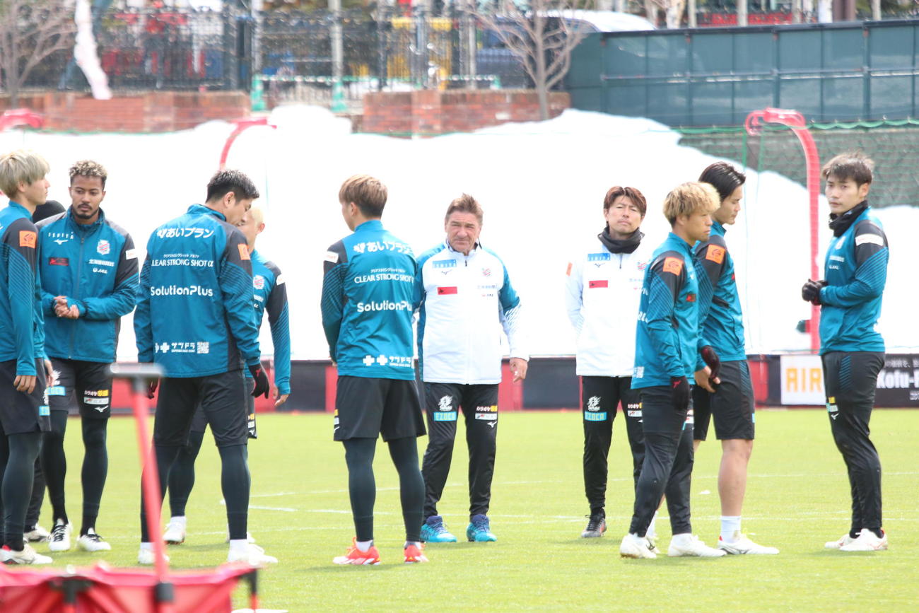 G大阪戦前日練習に参加した札幌ペトロビッチ監督（右から5人目）（撮影・保坂果那）