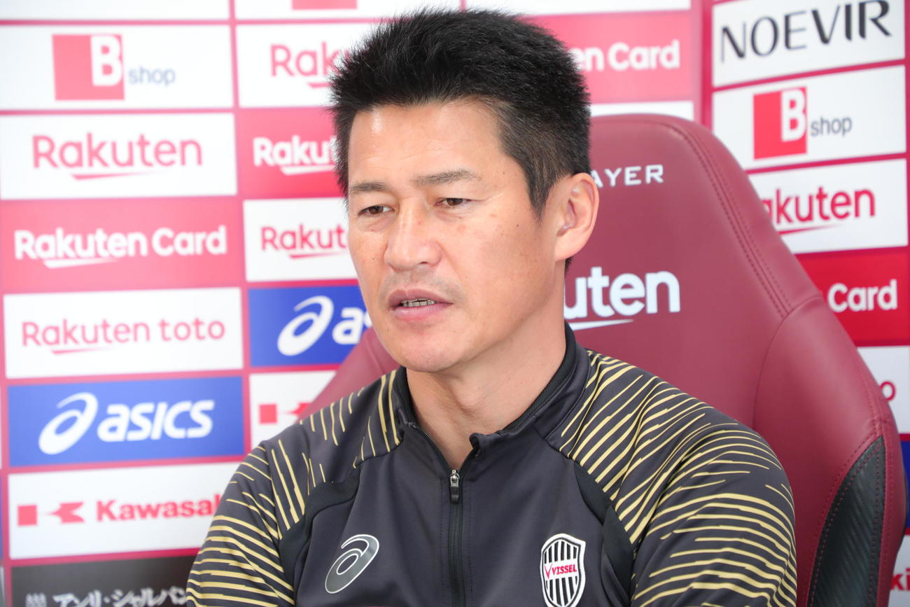 オンライン取材に対応する神戸・吉田孝行監督（C）VISSEL KOBE