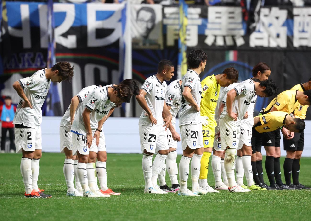 札幌対G大阪　0－1で敗れ肩を落とすG大阪の選手たち（撮影・黒川智章）