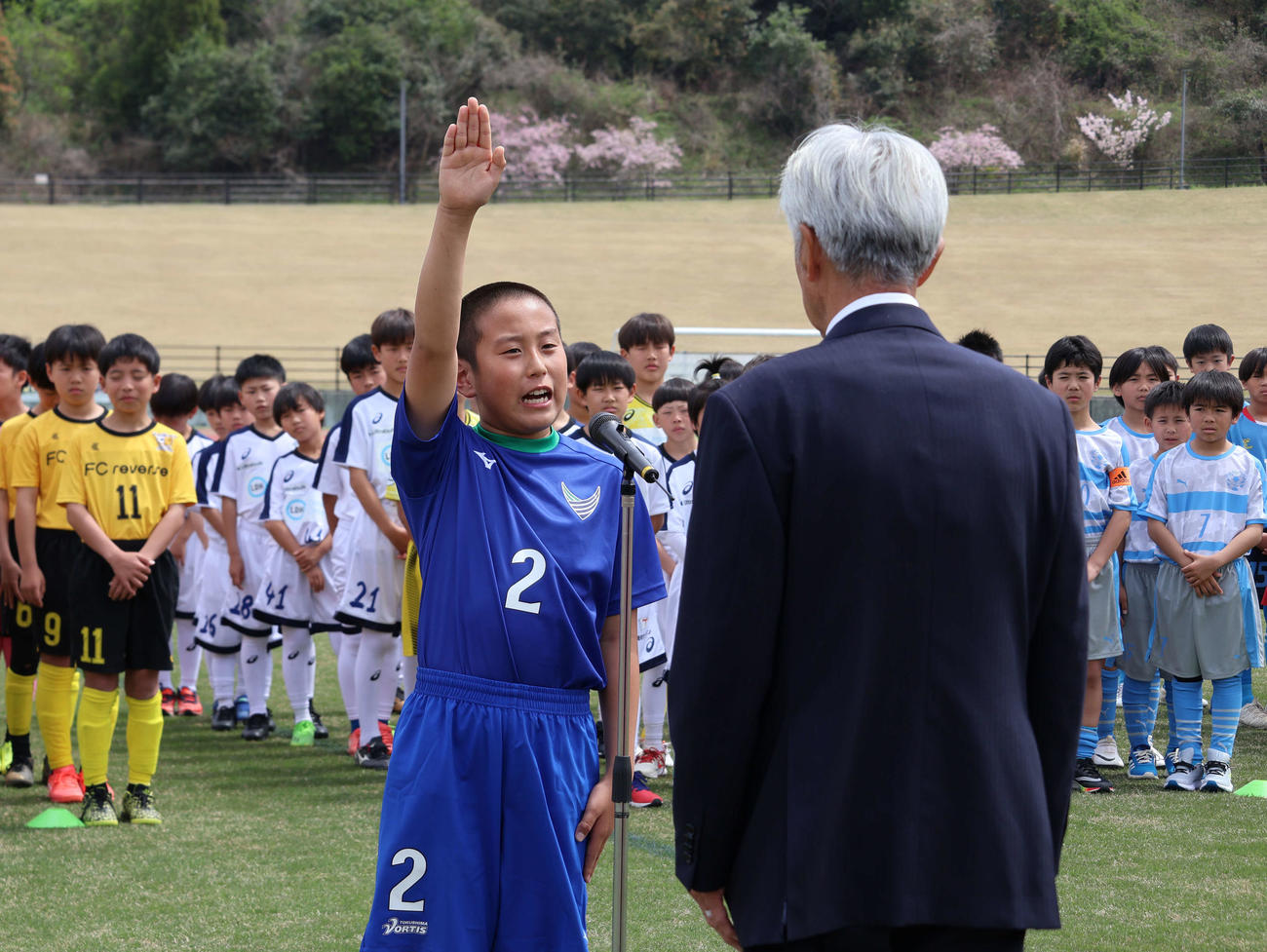 第1日、開会式で選手宣誓する徳島ヴォルティスジュニアの木内來芽（らいが）キャプテン（左）