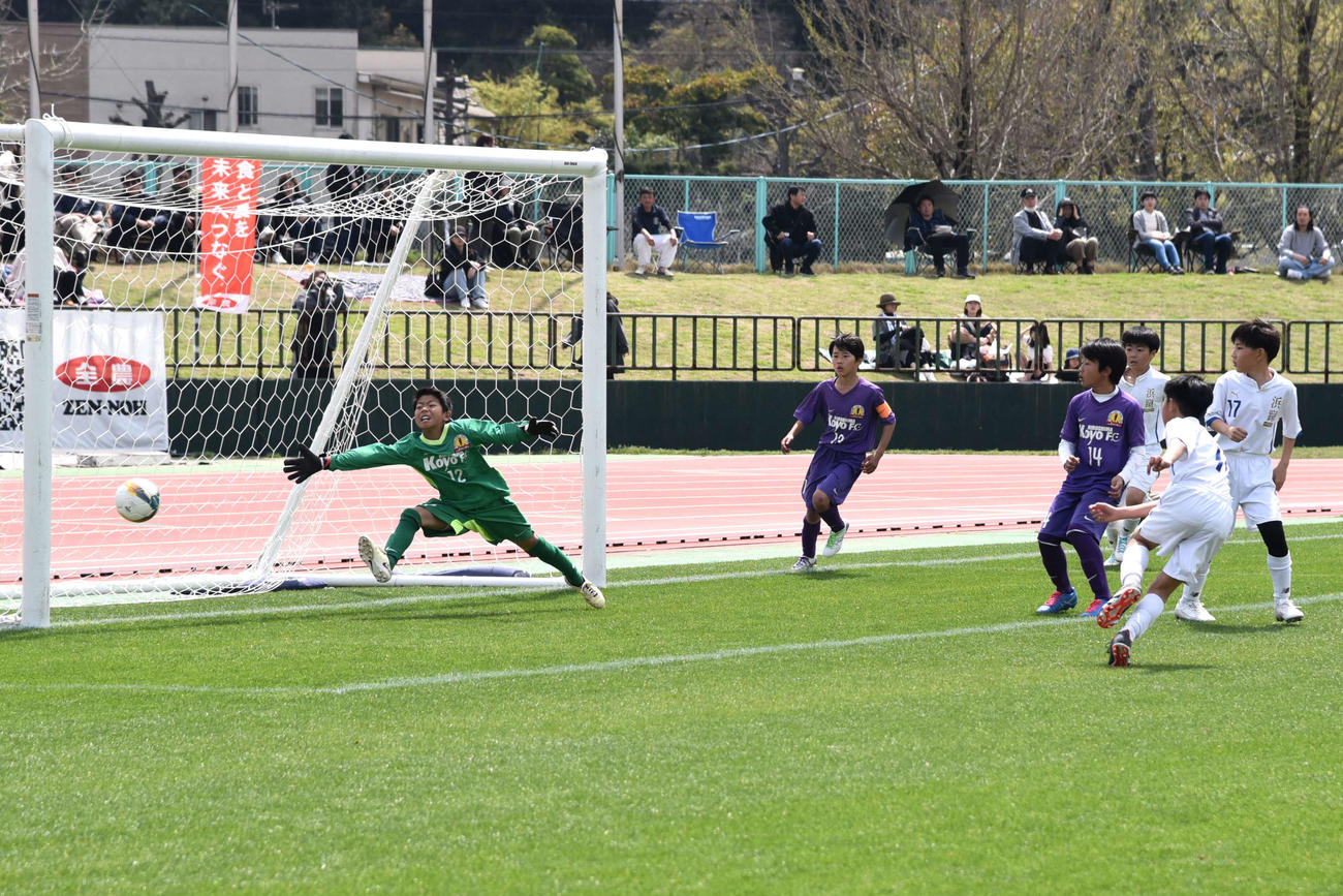 広島高陽FC戦でヘディングシュートを決める浜坂蹴友クラブの清水岳（右から2人目）