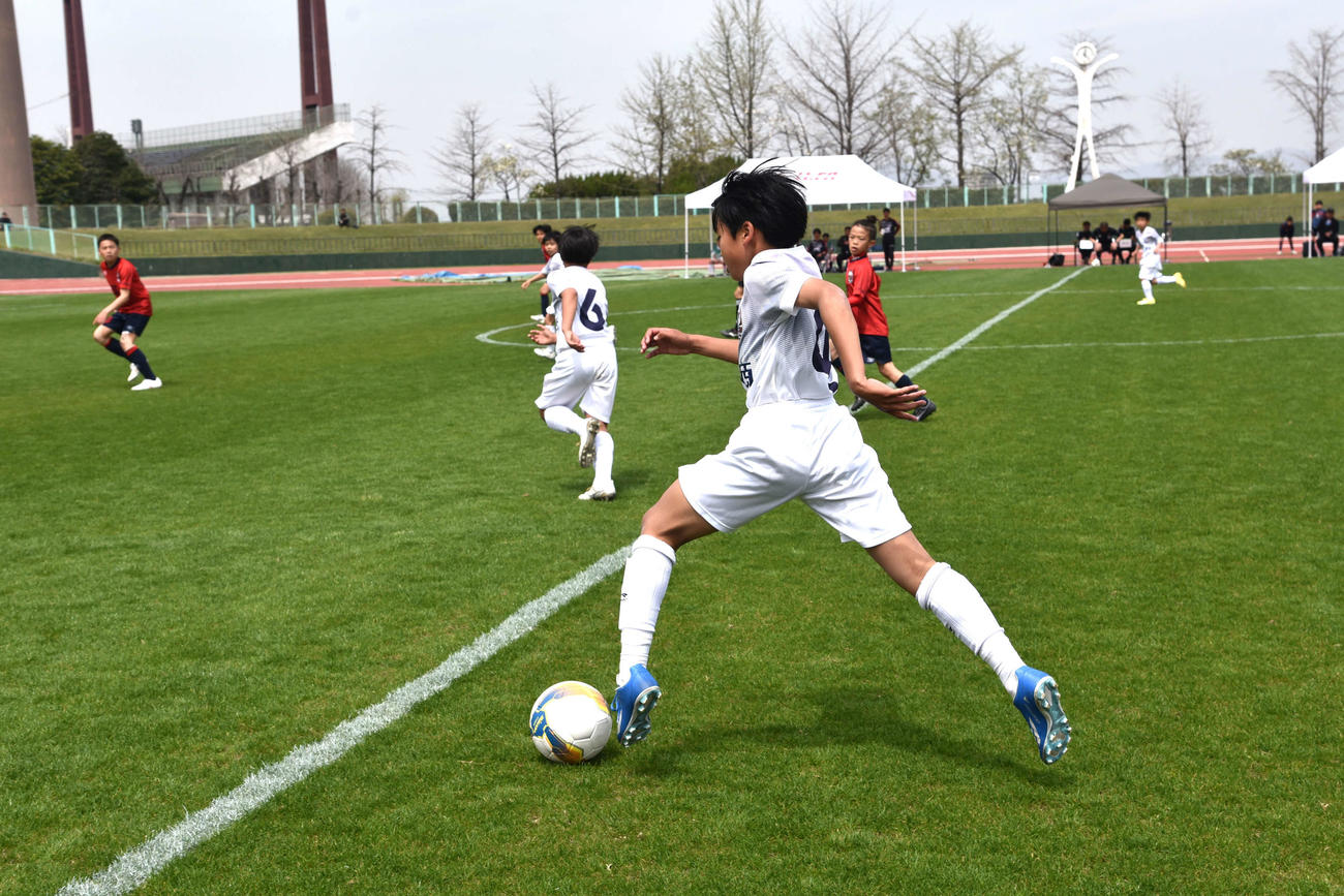 鳥取KFC戦で、スピードに乗ったドリブルを仕掛けるファジアーノ岡山U－12の井上櫻太
