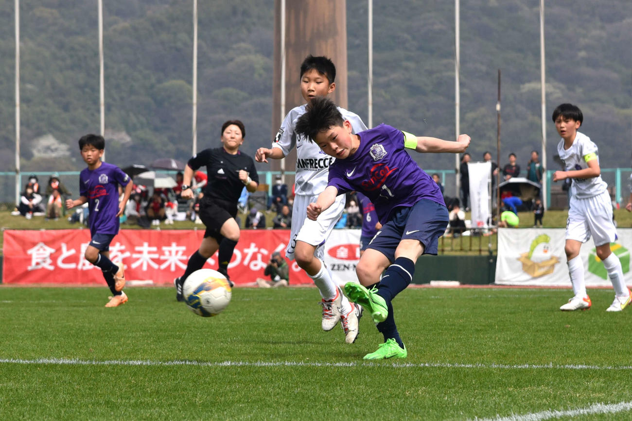 予選リーグの“サンフレッチェ対決”で左サイドを突破して強烈なシュートを放つ、サンフレッチェくにびきFC U－12の山影向将