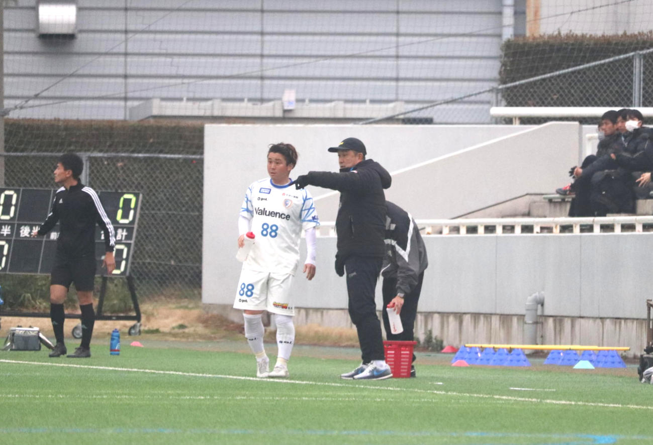 0－0の前半、FW大前元紀（左）に指示を送る南葛SCの風間監督
