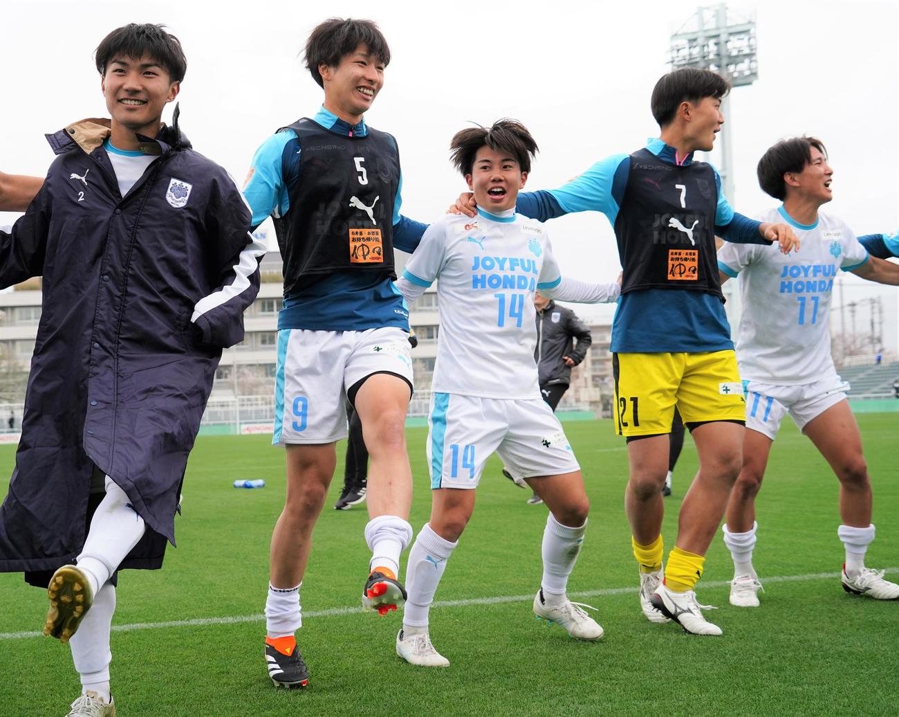 JR東日本カップ2024　第98回関東大学サッカーリーグ戦1部の関東学大－筑波大戦で勝利し、仲間と喜ぶ筑波大FW内野航太郎（左から2番目）（撮影・佐藤成）