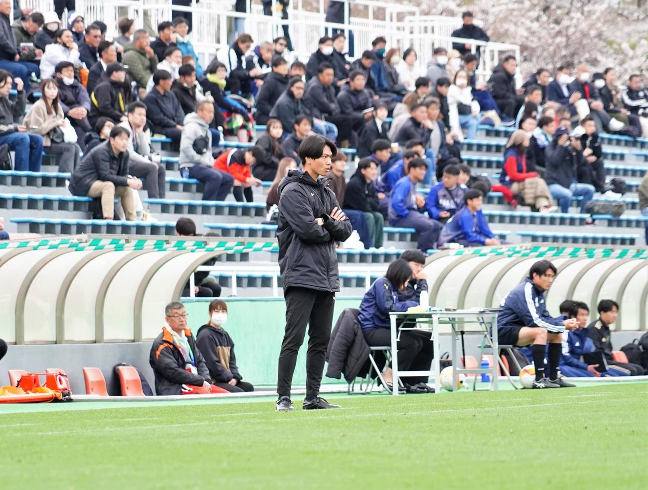 JR東日本カップ2024　第98回関東大学サッカーリーグ戦1部の関東学大－筑波大戦に臨む戸田伊吹ヘッドコーチ（撮影・佐藤成）