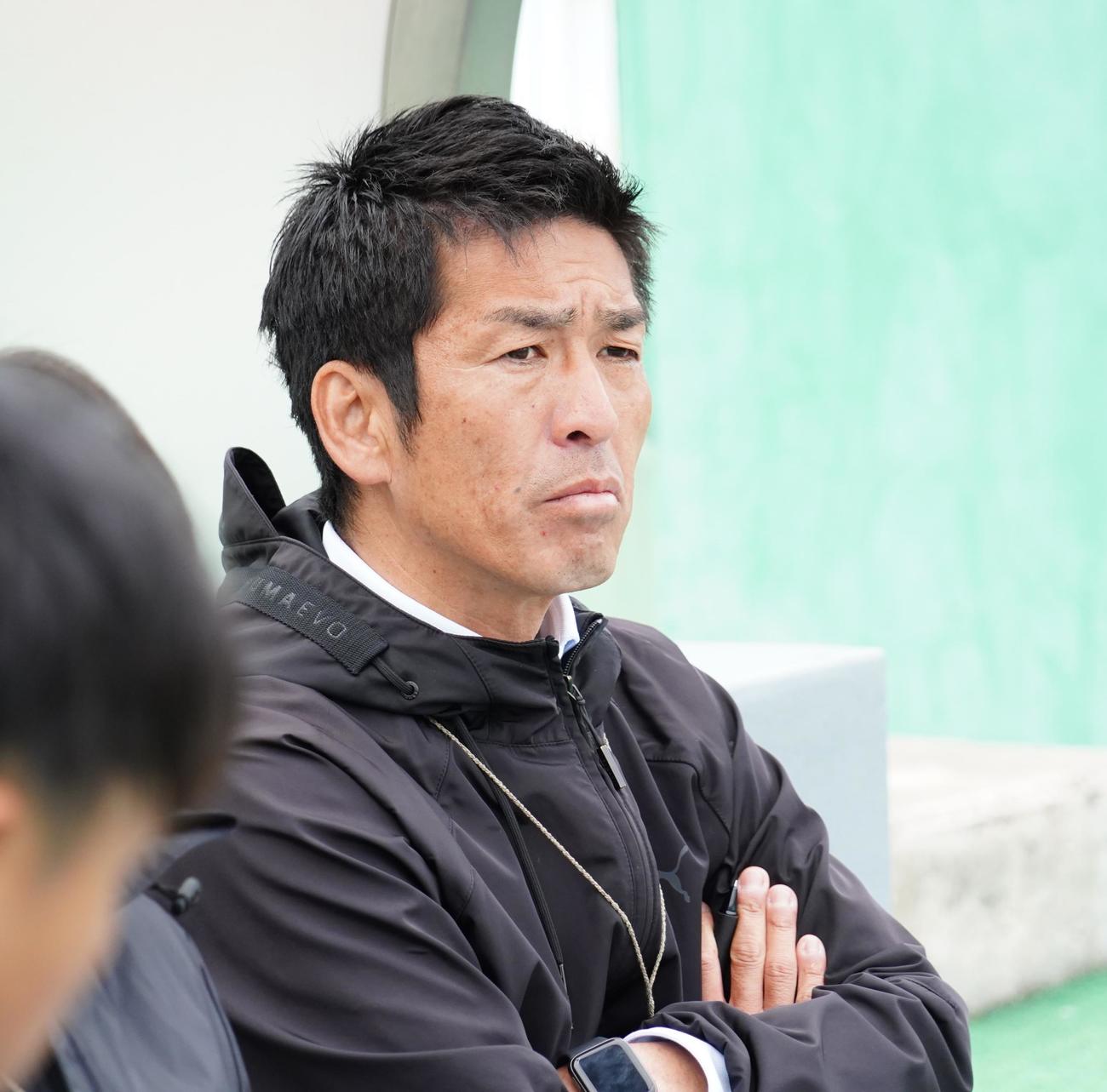 JR東日本カップ2024　第98回関東大学サッカーリーグ戦1部の関東学大－筑波大戦に臨む筑波大小井土正亮監督（撮影・佐藤成）