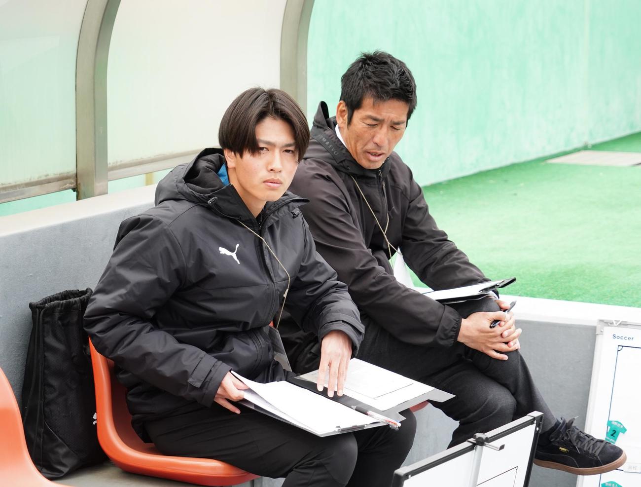 JR東日本カップ2024　第98回関東大学サッカーリーグ戦1部の関東学大－筑波大戦に臨む筑波大戸田伊吹ヘッドコーチ（左）と小井土正亮監督（撮影・佐藤成）
